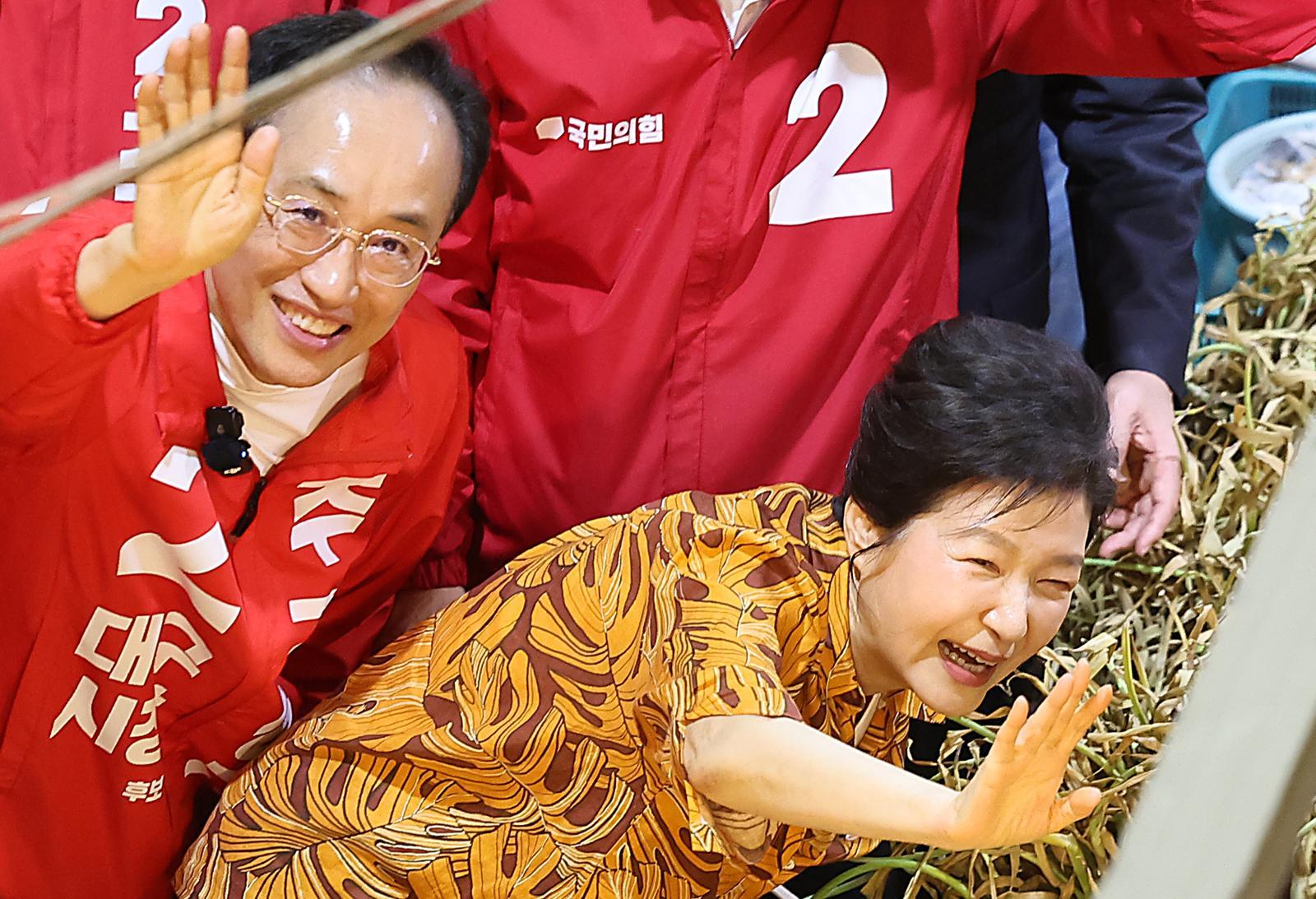 박근혜 전 대통령이 23일 오후 대구 북구 칠성시장을 찾아 추경호 국민의힘 대구시장 후보 등 일행과 함께 이동하며 손을 흔들고 있다. 2026.5.23/뉴스1