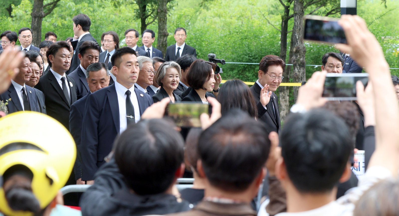 이재명 대통령이 23일 경남 김해시 봉하마을에서 열린 노무현 전 대통령 서거 17주기 추도식을 마치고 이동하고 있다. (공동취재) 2026.5.23 뉴스1