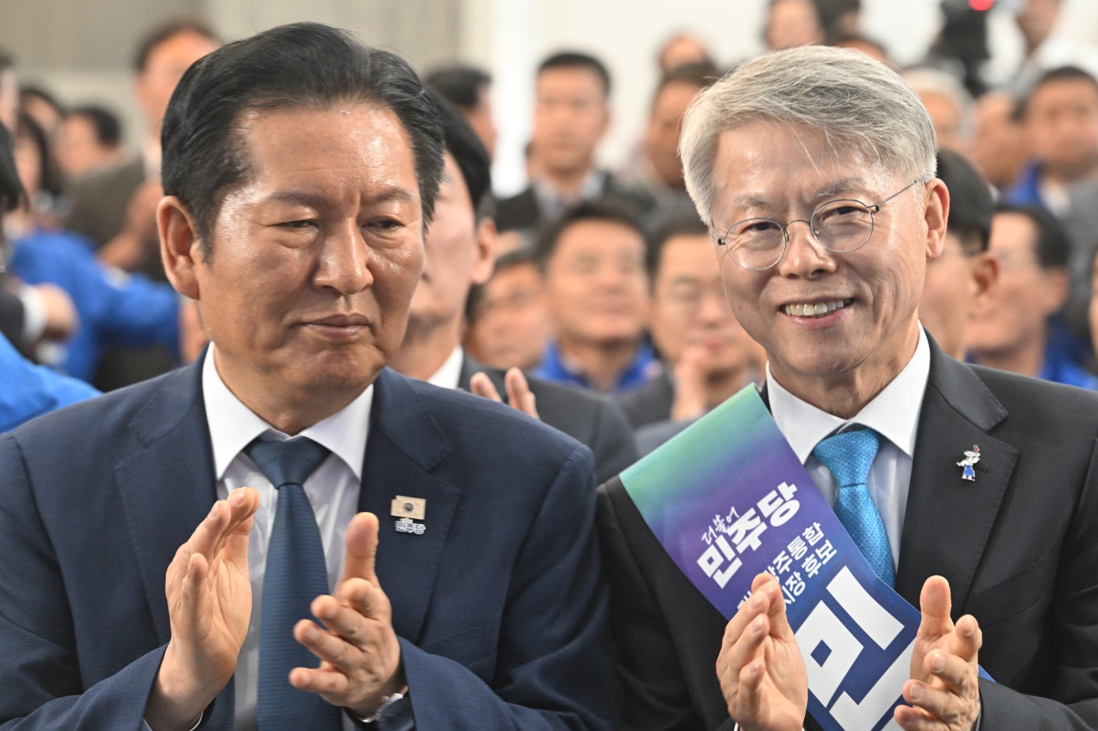 더불어민주당 정청래(왼쪽) 당대표와 민형배 전남광주통합특별시장 후보가 10일 오후 광주 서구 민 후보의 전남광주대전환 선거대책위원회 사무소에서 열린 출범식에 참여해 박수를 치고 있다. 2026.05.10 [광주=뉴시스]