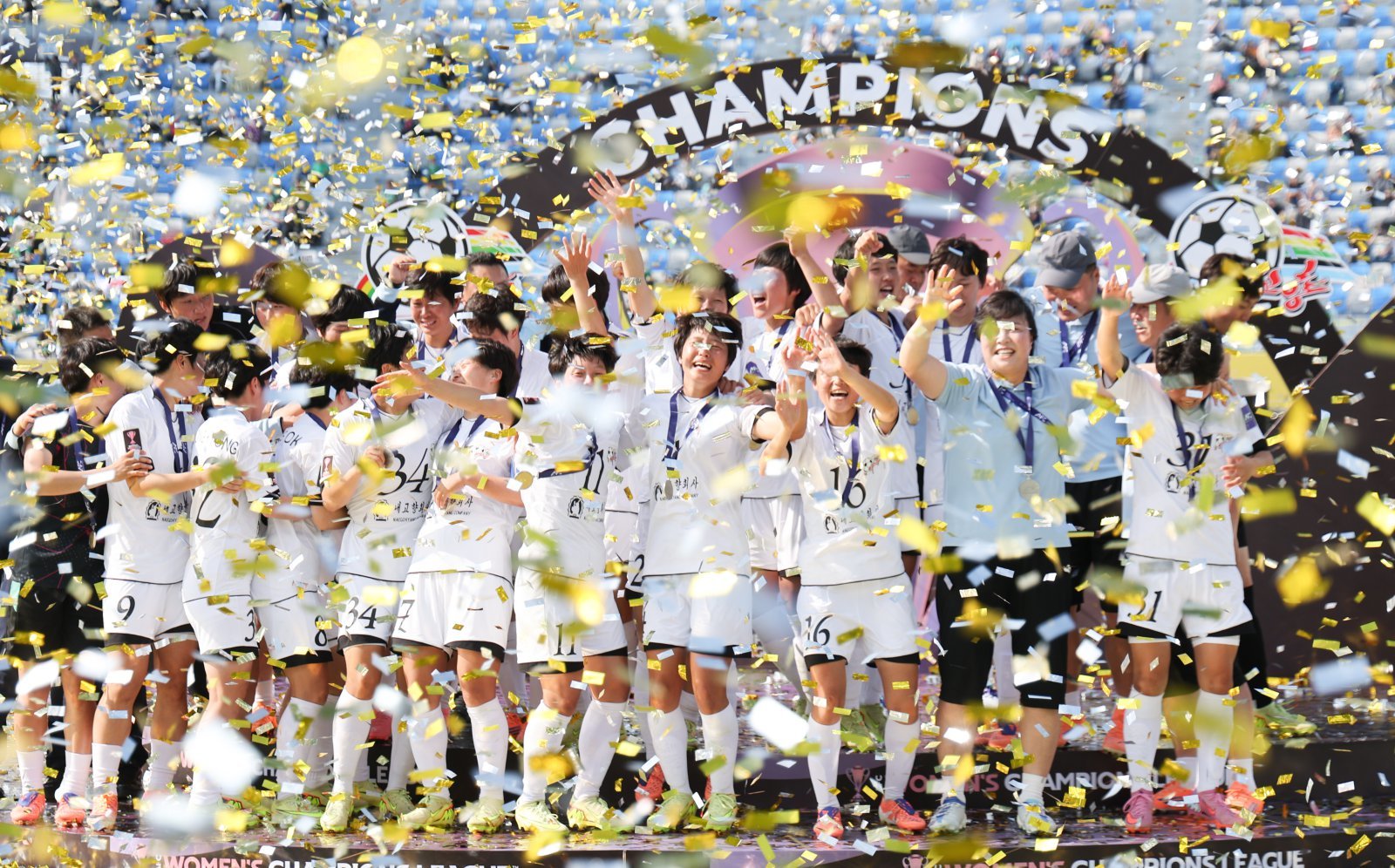 23일 오후 경기 수원종합운동장에서 열린 2025~2026시즌 아시아축구연맹(AFC) 여자 챔피언스리그(AWCL) 결승전 도쿄 베르디 벨레자와 내고향여자축구단의 경기, 우승을 차지한 내고향 선수들이 기뻐하고 있다. 2026.05.23 [수원=뉴시스]