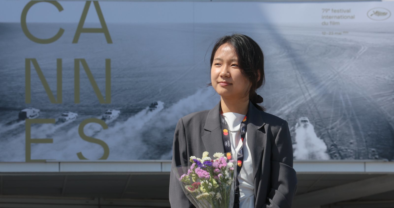 제79회 칸 국제영화제 학생 영화 부문인 라 시네프 섹션에 단편 애니메이션 ‘새의 랩소디’로 진출한 최원정 감독(홍익대)이 21일(현지시간) 프랑스 남부 소도시 칸 팔레 데 페스티벌(Palais des Festivals) 아녜스 바르다 극장(Théâtre Agnès Varda) 앞에서 인터뷰 촬영을 하고 있다. 2026.5.21 뉴스1