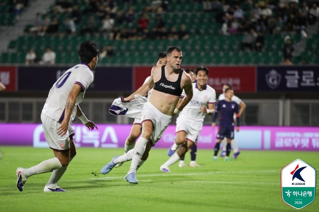 화성FC 공격수 페트로프가 23일 청주종합경기장에서 열린 충북청주FC와 원정 경기에서 역전 결승골을 넣고 기뻐하고 있다. (한국프로축구연맹 제공)