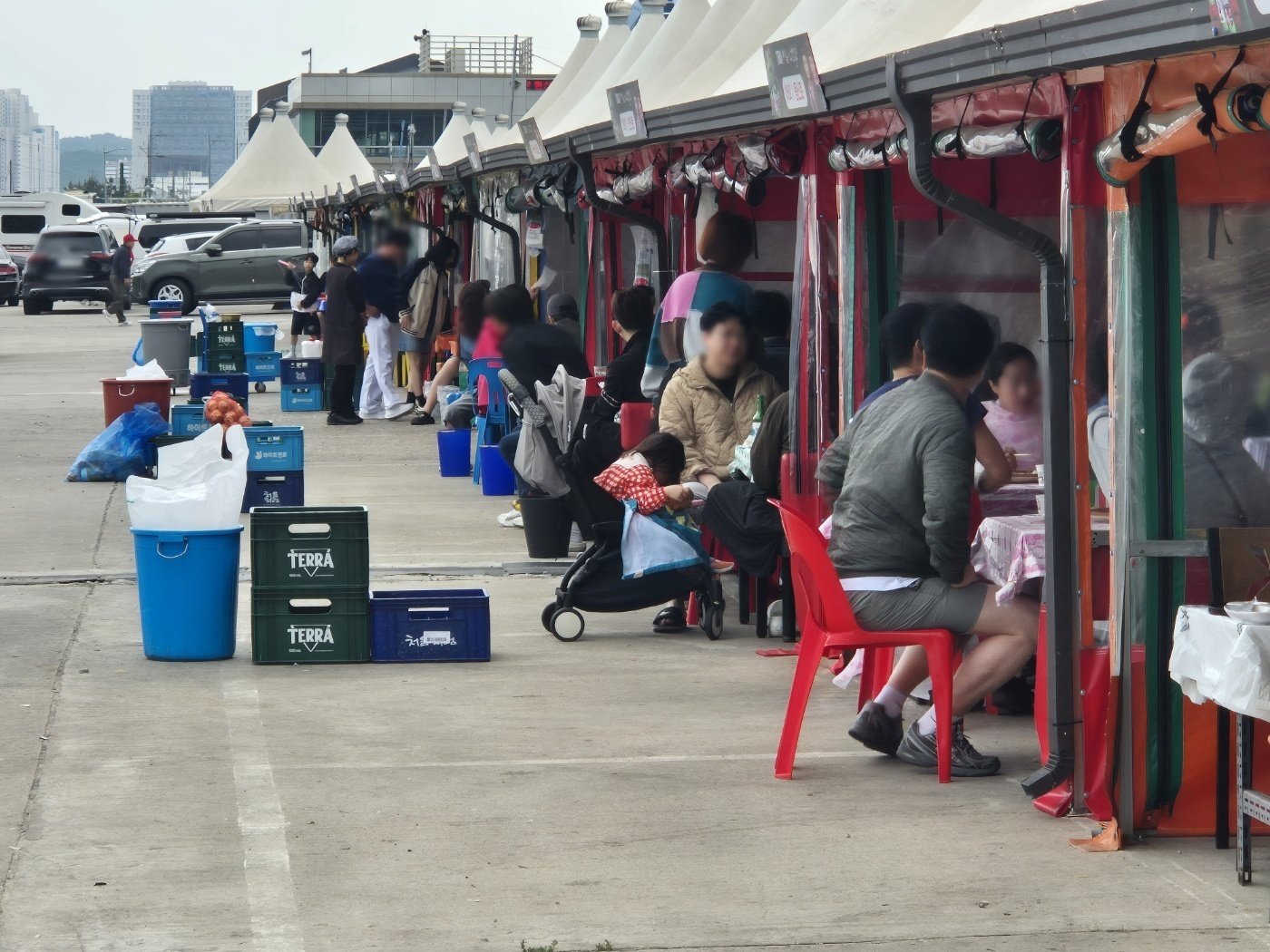 “불친절 없었지만, 1만7000원은 부담”…다시 붐빈 속초 오징어난전