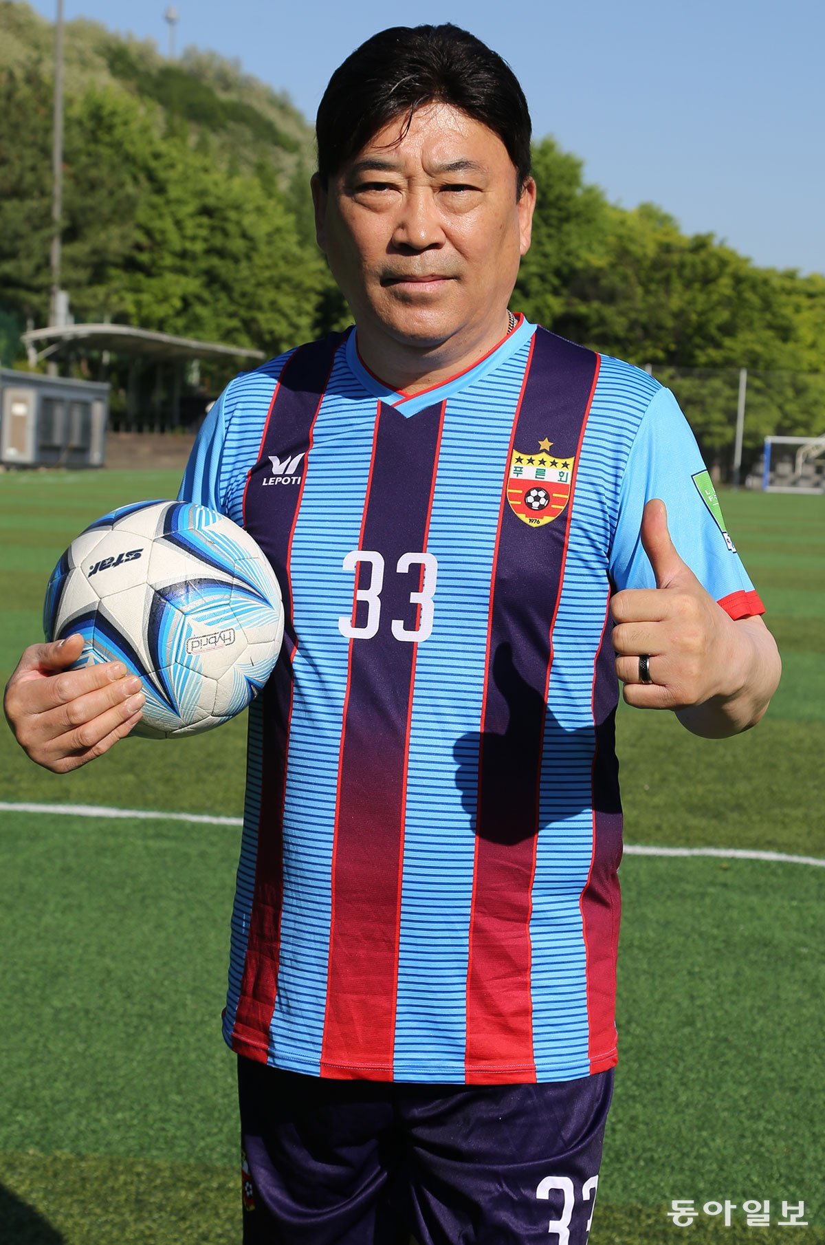 장창엽 석영운수 대표가 서울 마포구 상암동 난지천공원 축구장에서 공을 들고 엄지척을 하고 있다. 학창 시절 축구선수를 하다가 그만둔 장 대표는 2000년부터 생활축구에 발을 디뎌 27년째 녹색 그라운드를 누비며 건강한 삶을 만들어 가고 있다. 양종구 기자 yjongk@donga.com