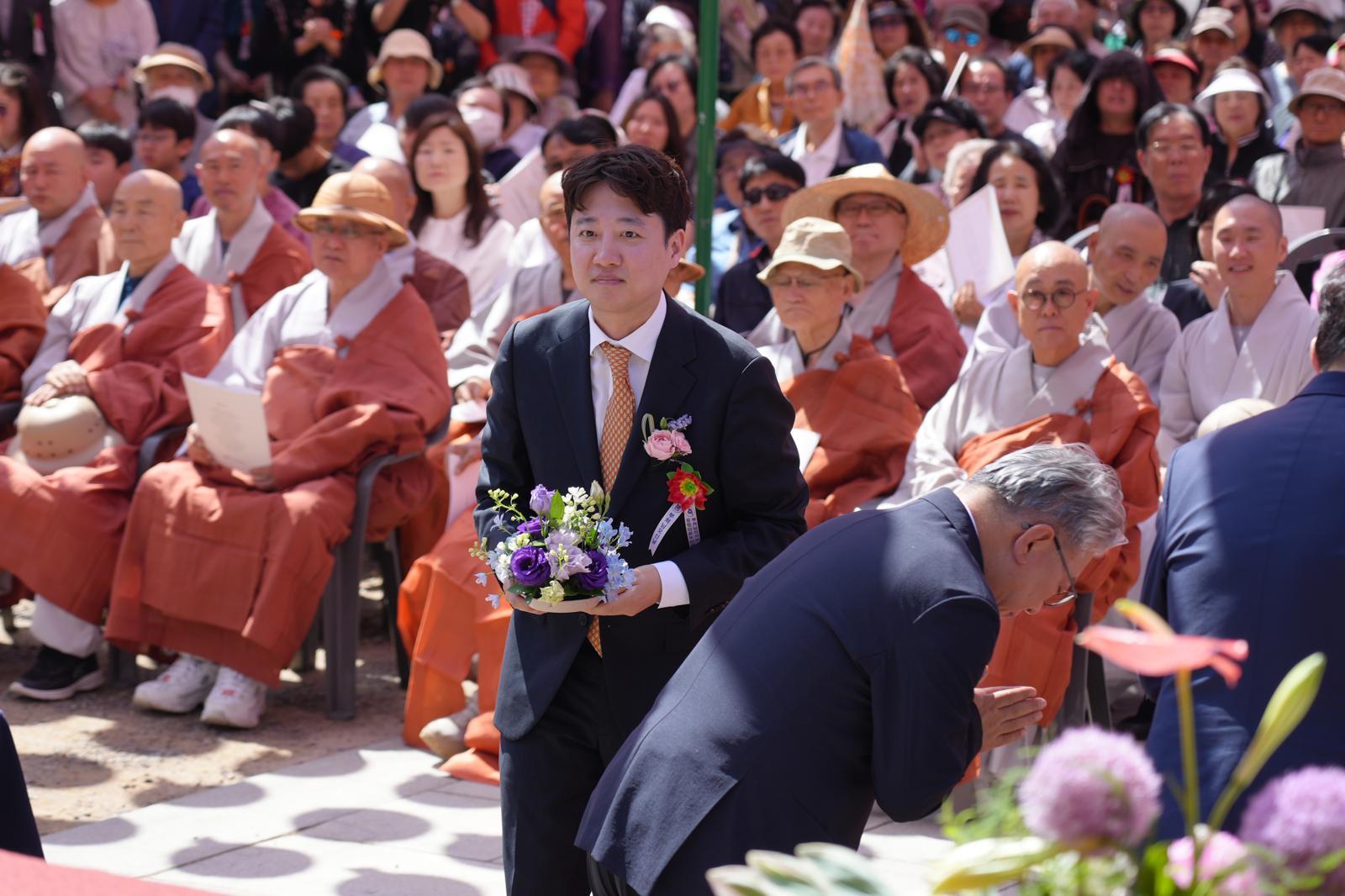 [서울=뉴시스] 고승민 기자 = 개혁신당 이준석 총괄선대위원장과 조응천 경기도지사 후보가 24일 경기 화성시 용주사에서 열린 봉축법요식에서 기도를 하고 있다. (사진=개혁신당 제공) 2026.05.24. photo@newsis.com  *재판매 및 DB 금지