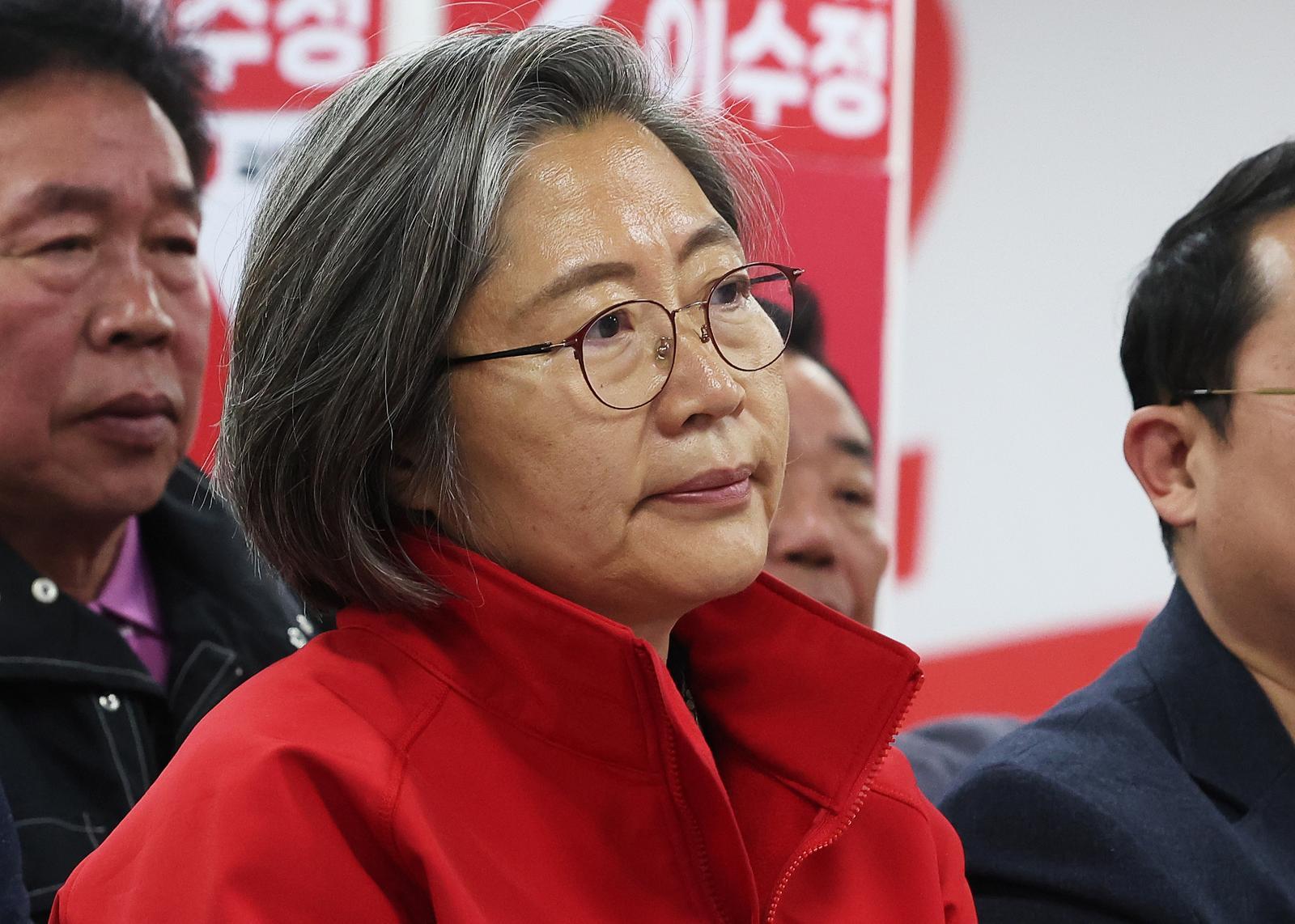 “스벅 인증샷 올려라”…이수정, 국힘 유세서 ‘스벅 이용’ 독려