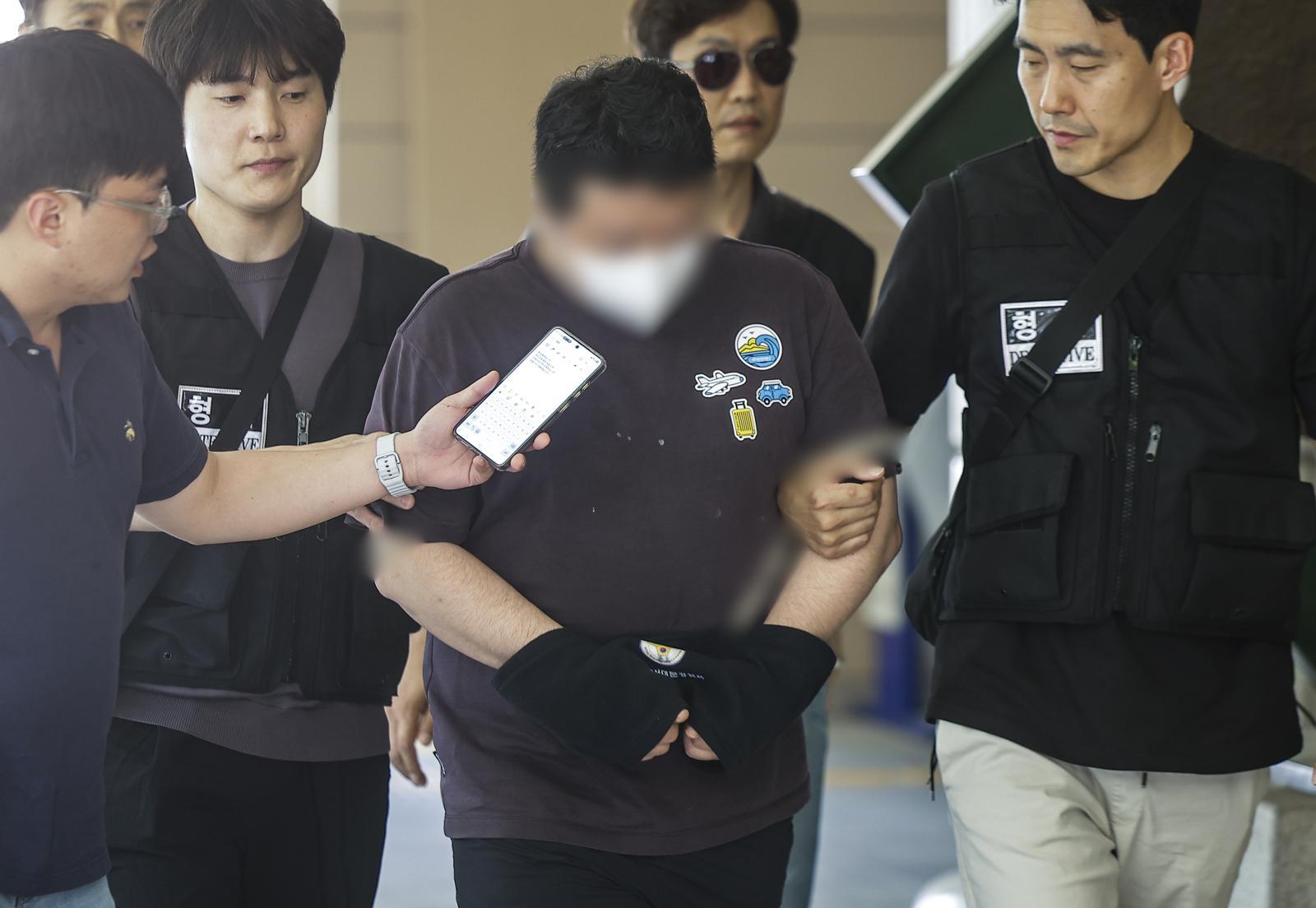 서울 서대문구에서 지인을 흉기로 살해한 40대 남성 A씨가 24일 서울 마포구 서울서부지방법원에서 열린 살인 혐의 구속 전 피의자 심문(영장실질심사)에 출석하고 있다. 2026.05.24.서울=뉴시스