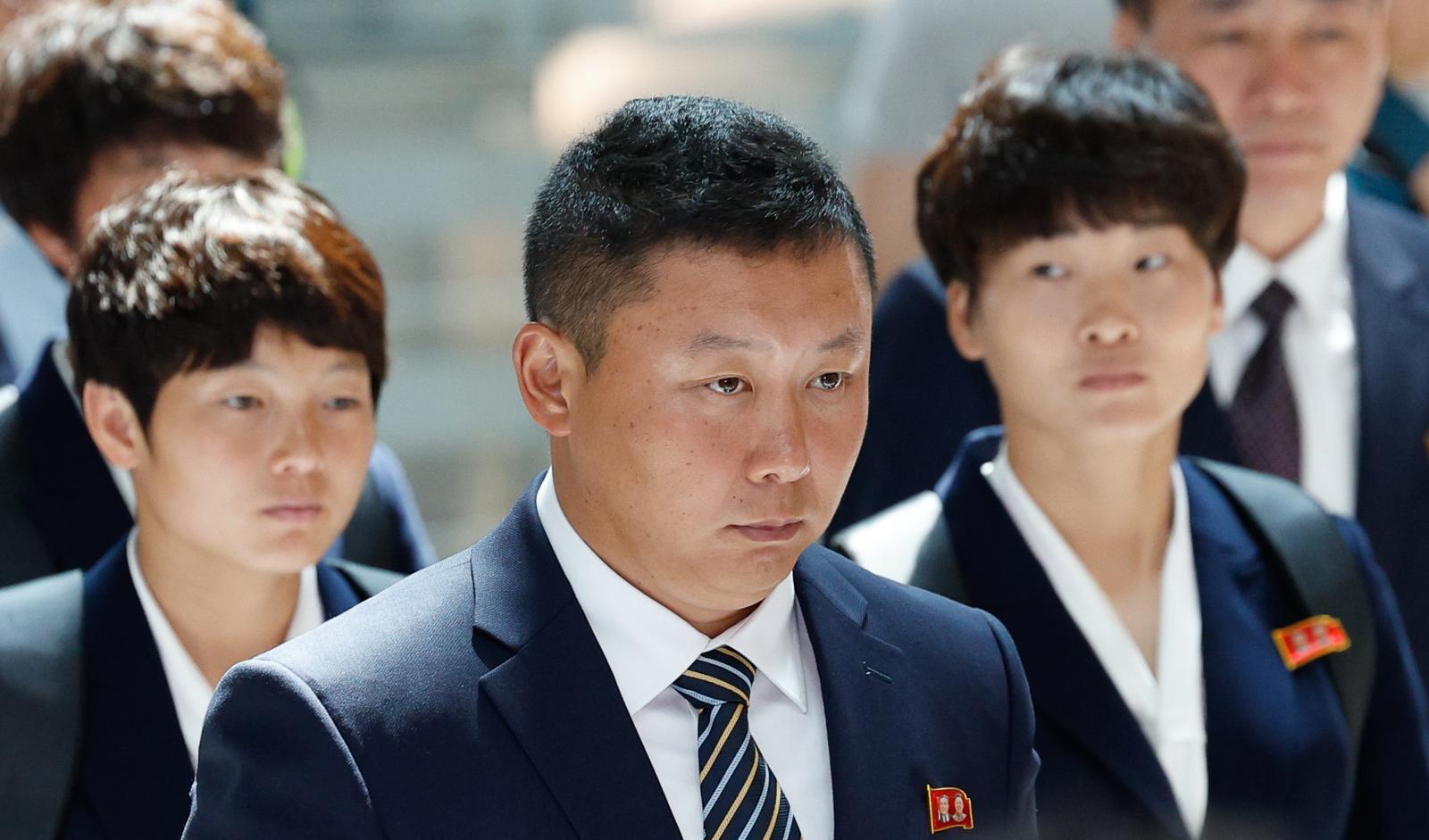 북한 내고향여자축구단 리유일 감독과 김경영, 김혜영이 24일 오후 인천국제공항 1터미널에서 중국 베이징으로 출국하기 위해 이동하고 있다.   내고향축구단은 2025-2026 아시아축구연맹(AFC) 여자 챔피언스리그(AWCL) 결승 도쿄 베르디와의 경기에서 1-0으로 승리해 사상 처음으로 아시아 정상에 올랐다. 2026.5.24/뉴스1
