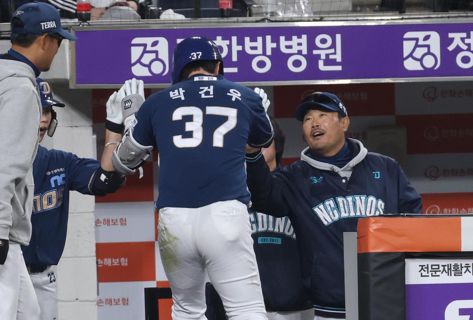 23일 대전 한화생명볼파크에서 열린 2026 신한 SOL KBO리그 NC 다이노스와 한화 이글스의 시범경기에서 8회초 NC 박건우가 한화 왕옌청에게 1점 홈런을 치며 이호준 감독의 환영을 받고 있다. 2026.3.23 ⓒ 뉴스1