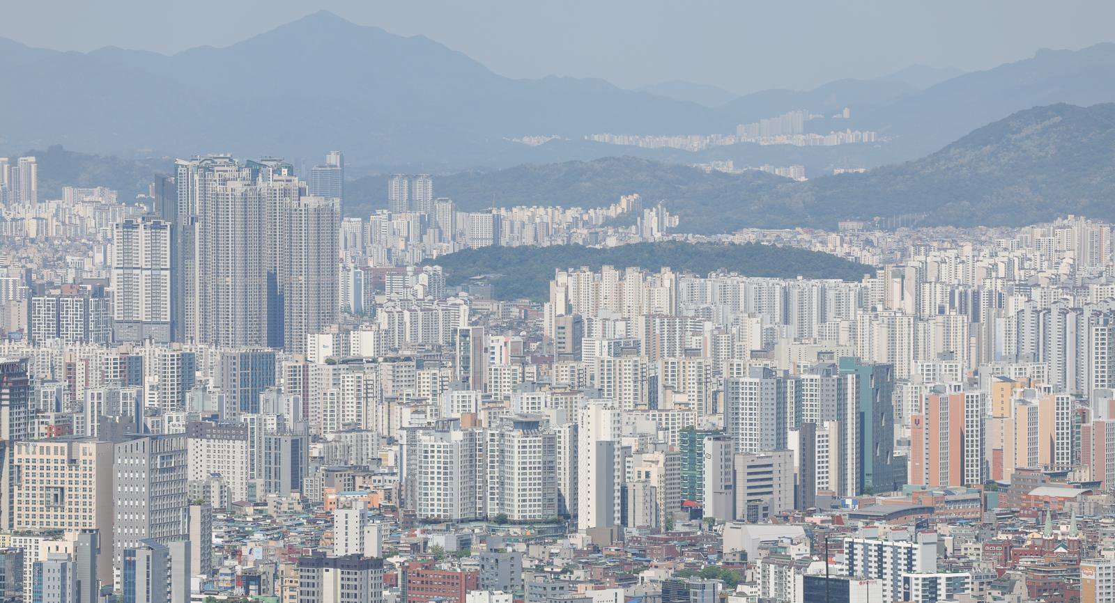 서울 남산에서 바라본 서울 시내 아파트 단지의 모습. 뉴스1