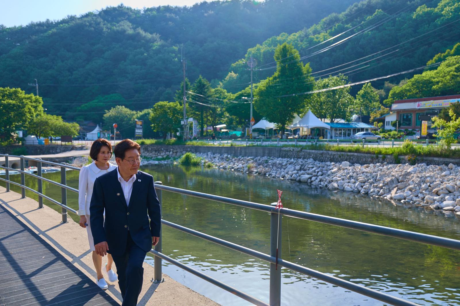 이재명 대통령이 24일 경기 포천시 백운계곡을 방문해 하천·계곡 이용 실태와 안전관리 상황을 점검하고 있다.  2026.05.24. 청와대 제공