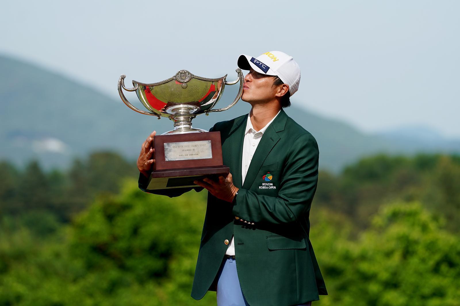 양지호가 24일 충남 천안시 우정힐스CC에서 열린 코오롱 제68회 한국오픈골프선수권대회 파이널 라운드에서 우승을 차지, 트로피에 입을 맞추고 있다.  2026.5.24/조직위 제공