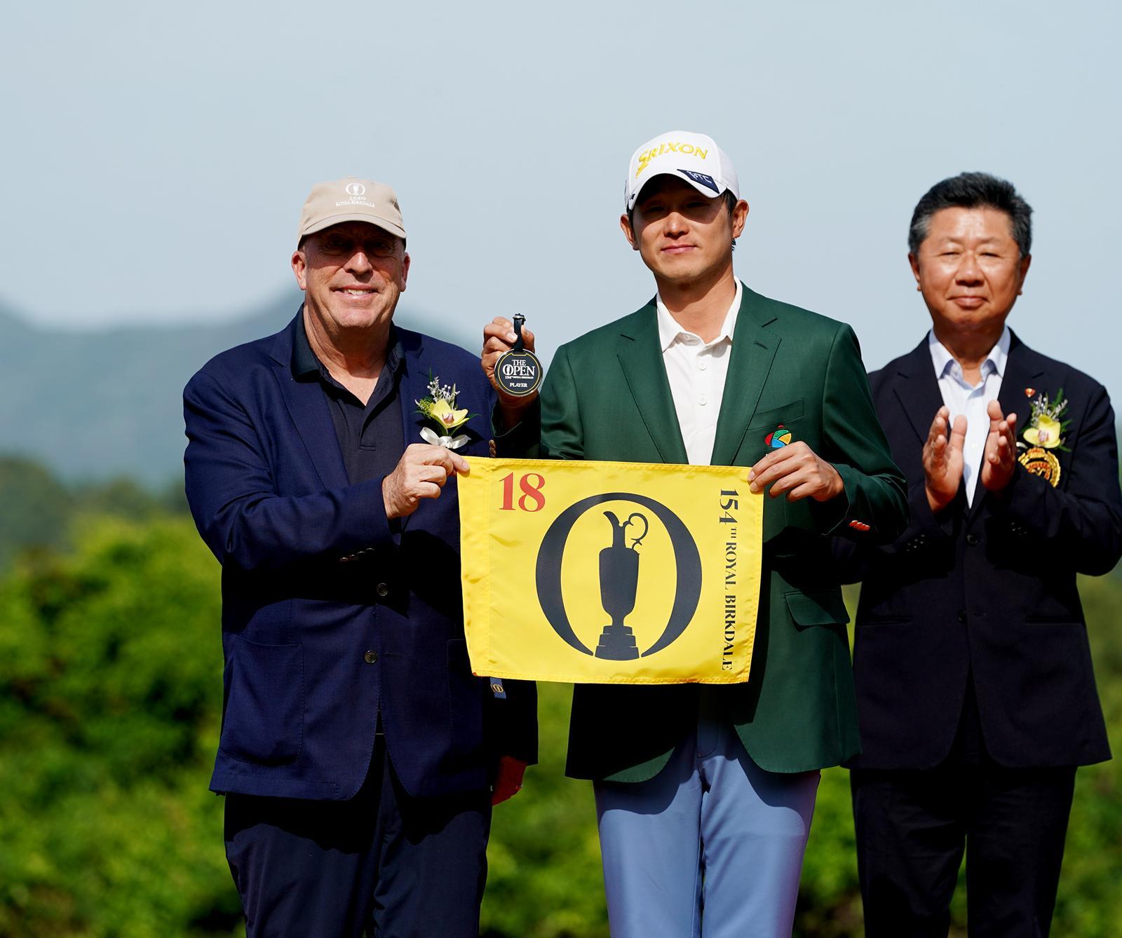 양지호가 24일 충남 천안시 우정힐스CC에서 열린 코오롱 제68회 한국오픈골프선수권대회 파이널 라운드에서 우승을 차지, 올해 7월 영국에서 열리는 디오픈대회 출전권 획득을 기념하고 있다. (조직위 제공. 재판매 및 DB 금지) 2026.5.24/뉴스1