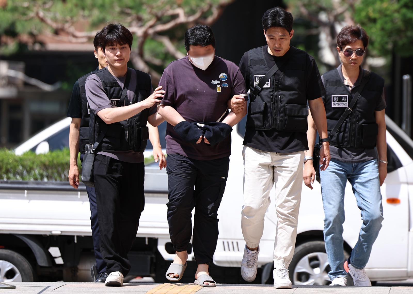 지인 사무실을 찾아가 흉기를 휘둘러 살해한 혐의를 받는 40대 남성 피의자가 24일 오후 서울 마포구 서울서부지방법원에서 열린 구속 전 피의자 심문(영장실질심사)에 출석하고 있다. 2026.5.24 ⓒ 뉴스1