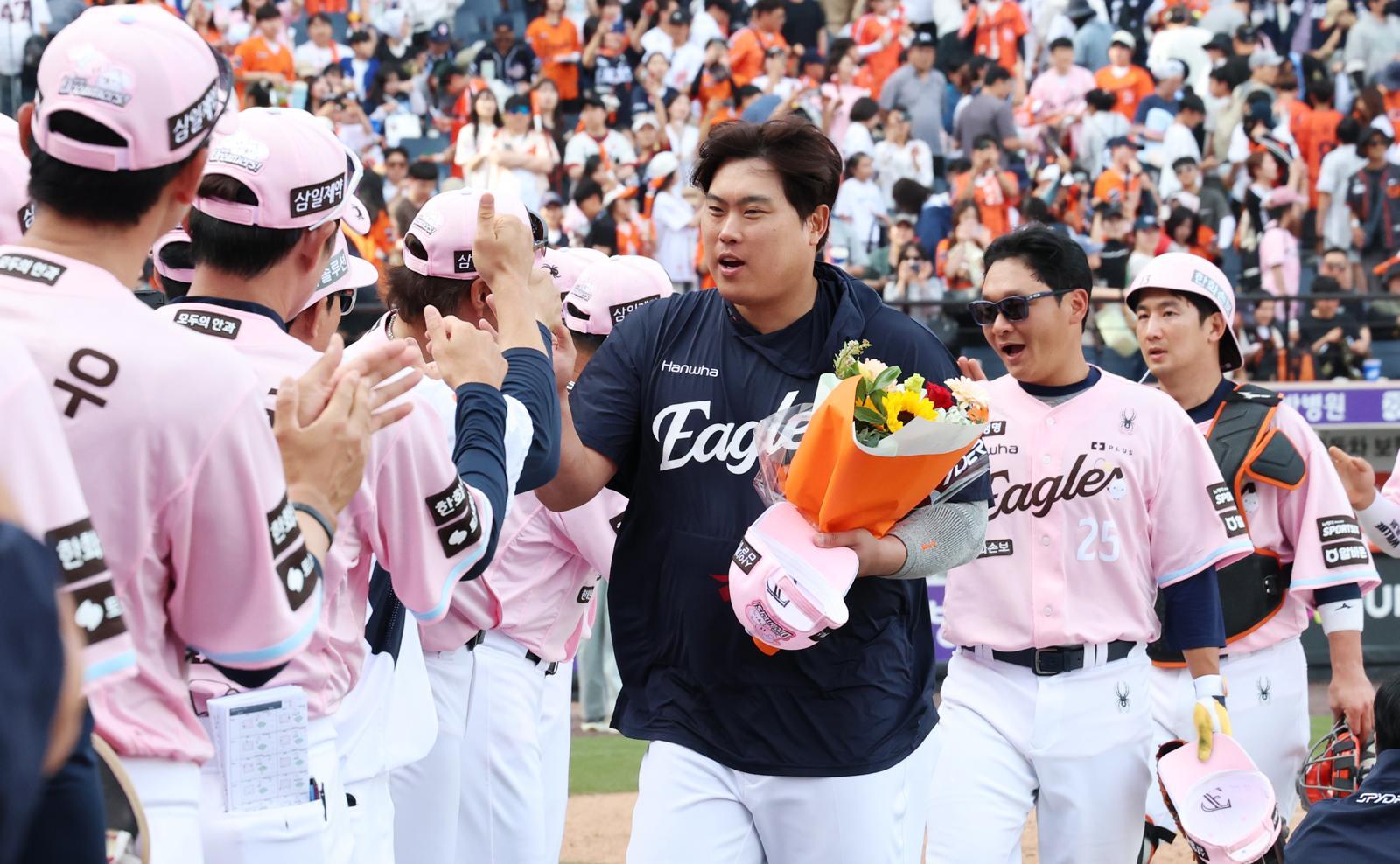 한화이글스 류현진이 24일 대전 한화생명볼파크에서 열린 2026 신한 SOL KBO리그 두산 베어스와의 경기에서 승리 투수가 되며 KBO·MLB 통산 200승을 달성, 동료들의 축하를 받고 있다. 2026.5.24 ⓒ 뉴스1