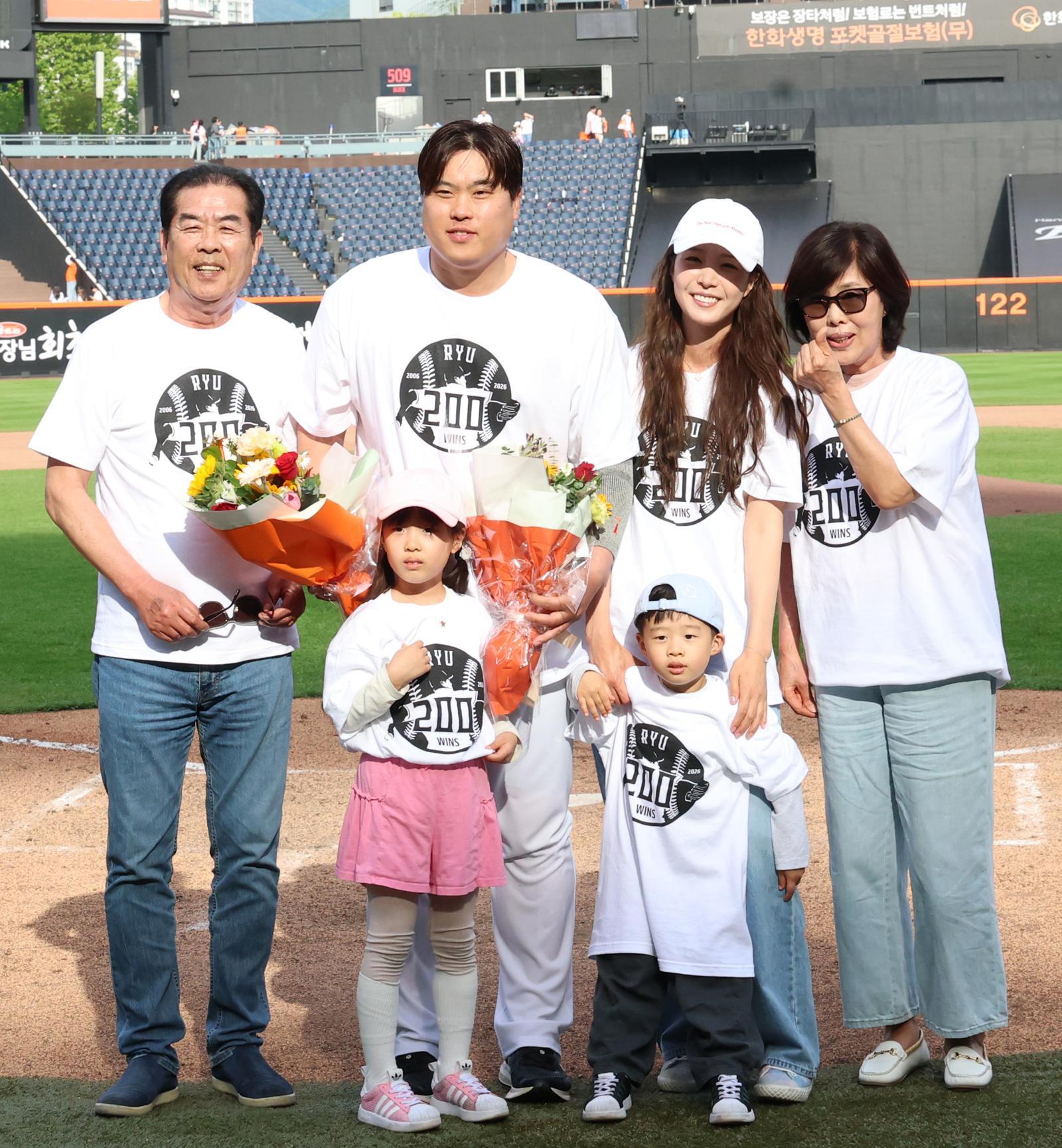 한화이글스 류현진이 24일 대전 한화생명볼파크에서 열린 2026 신한 SOL KBO리그 두산 베어스와의 경기에서 승리하며 KBO·MLB 통산 200승을 달성한 뒤 가족들과 기념 촬영을 하고 있다. 2026.5.24 ⓒ 뉴스1