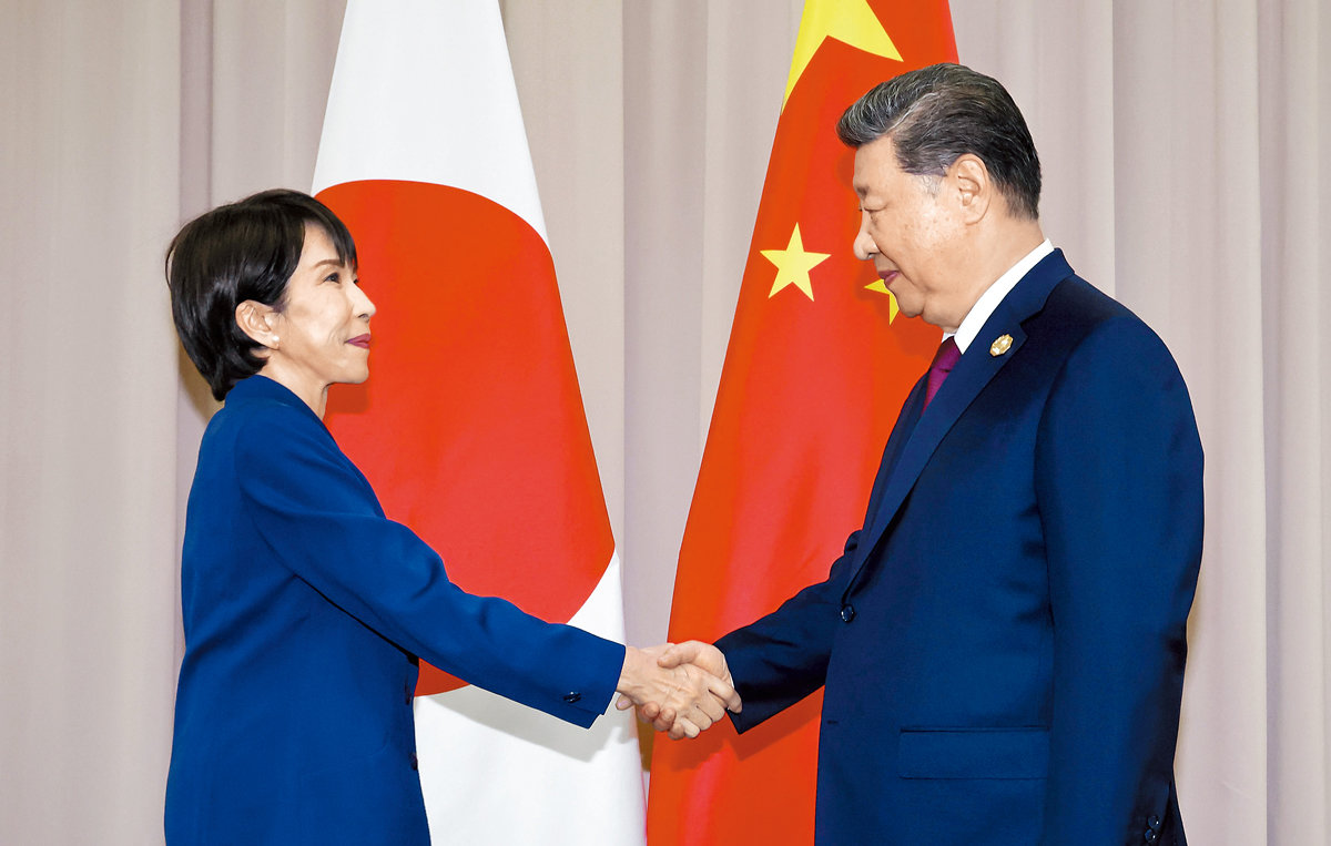 다카이치 사나에 일본 총리(왼쪽)와 시진핑 중국 국가주석이 지난해 10월 31일 경북 경주에서 악수하고 있다. 경주=AP 뉴시스