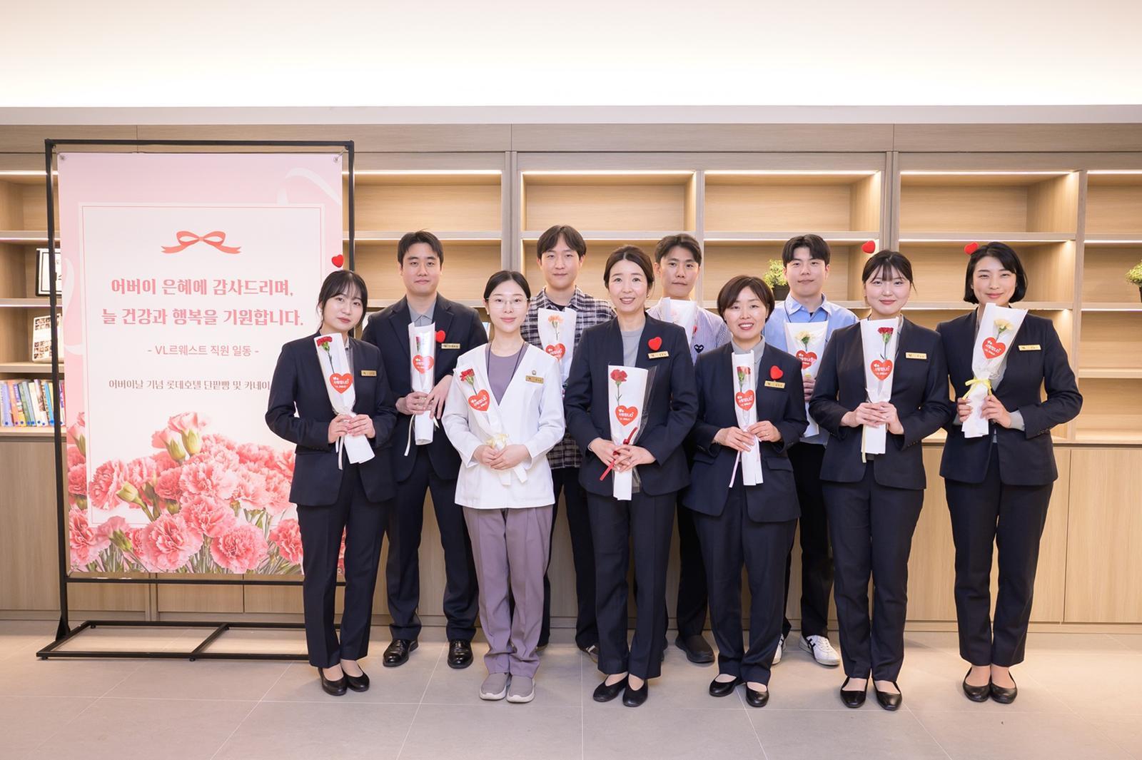 카네이션-단팥빵… 어버이날 ‘액티브 시니어’ 회원에게 마음 전했다
