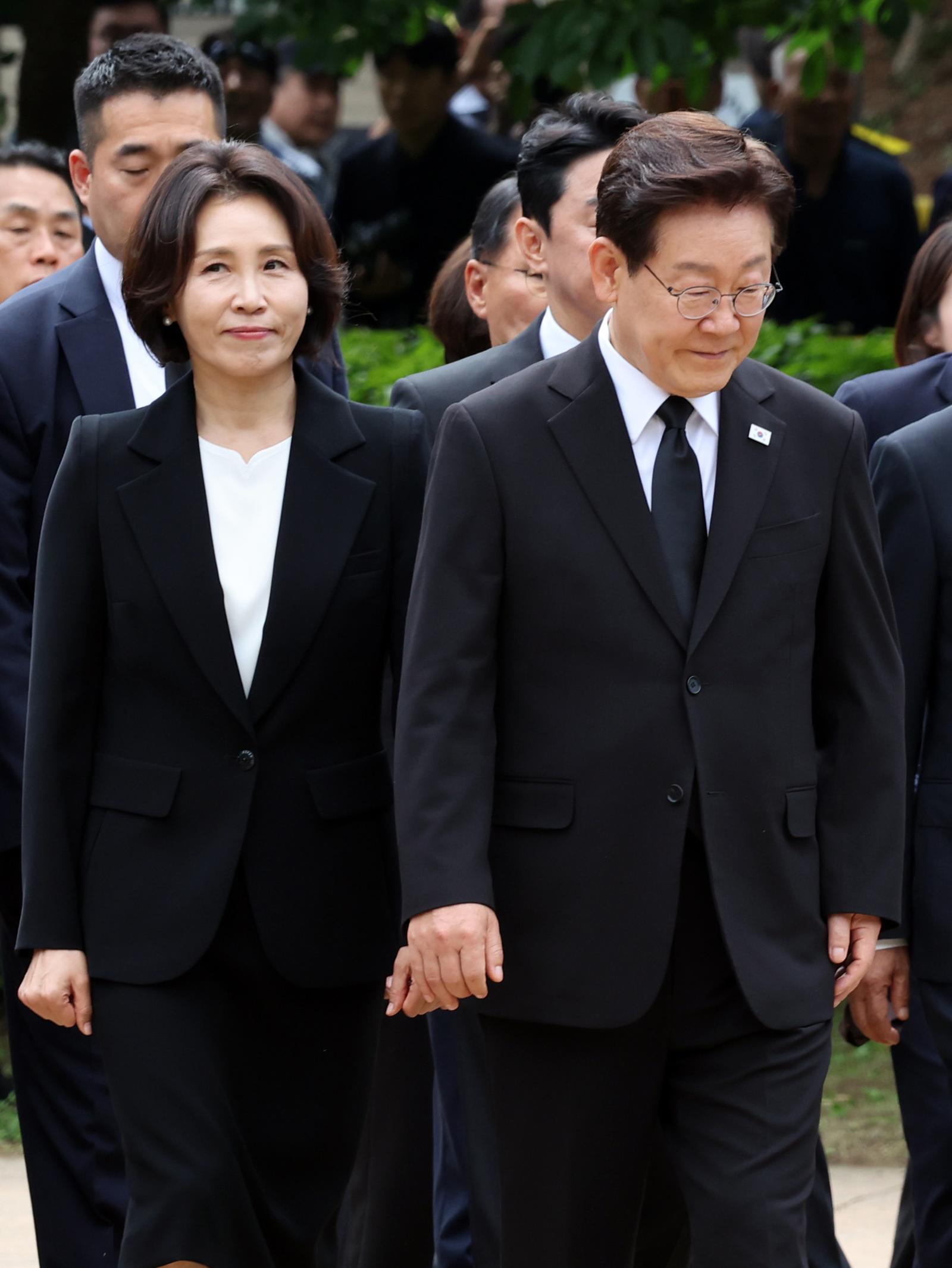 취임후 ‘盧추도식’ 첫 참석한 李 “기득권 반발 두려워않고 개혁”