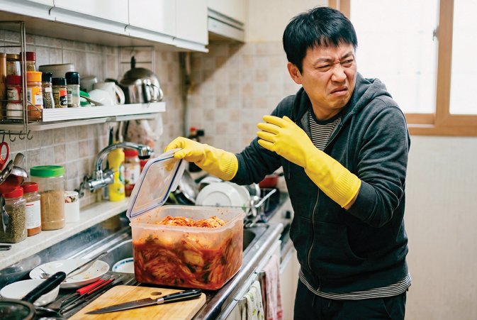 플라스틱 통에 밴 김치 냄새는 과탄산소다, 묽은 락스, 활성탄으로 제거할 수 있다. 제미나이 생성 이미지
