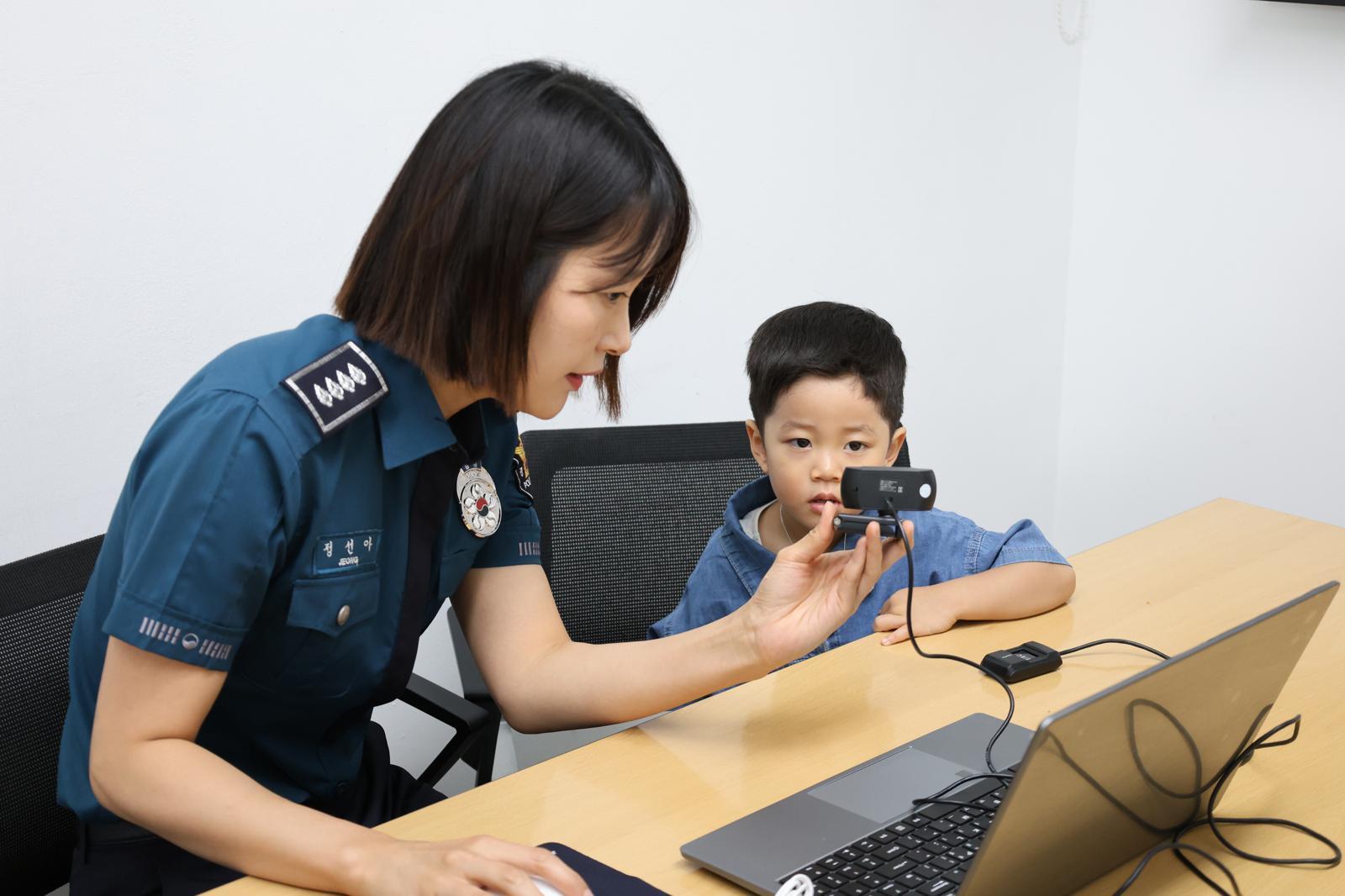 전북경찰청 소속 경찰관이 한 아이의 사진과 지문을 시스템에 등록하고 있다. 전북경찰청 제공