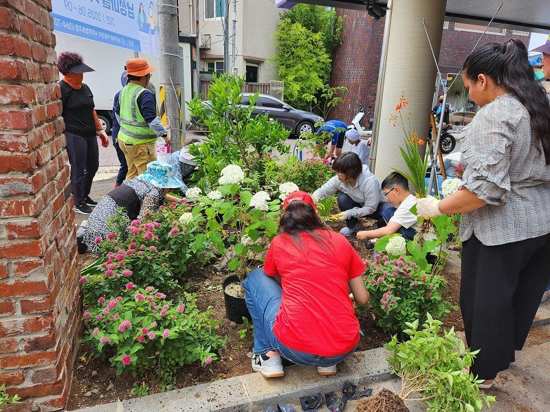 공터였던 땅에서 주민들이 함께 마을 정원으로 탈바꿈 시키고 있다. 제주도 제공