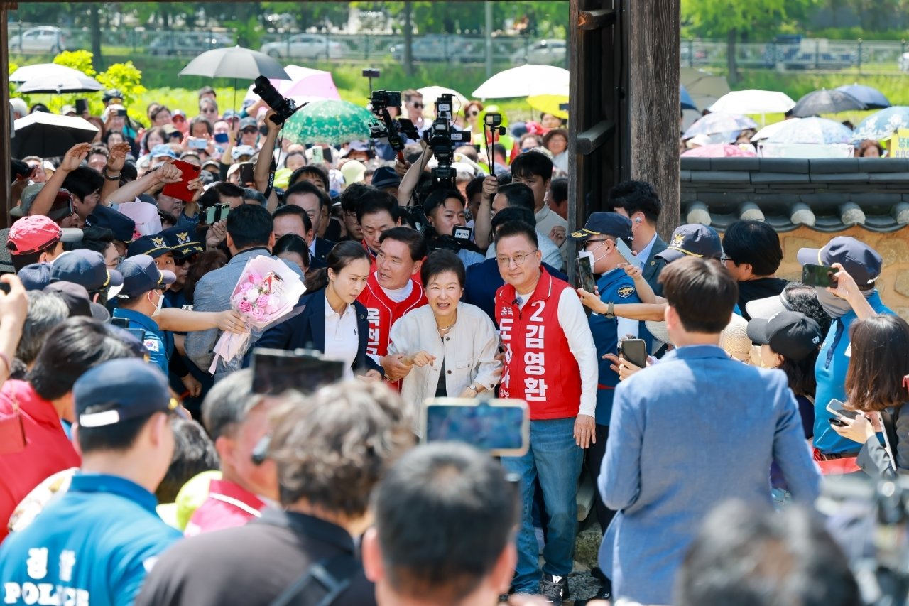 25일 박근혜 전 대통령이 충북 옥천에 있는 모친인 고 육영수 여사 생가에 들어서고 있다.  (전상인 후보 선거사무소 제공) /뉴스1