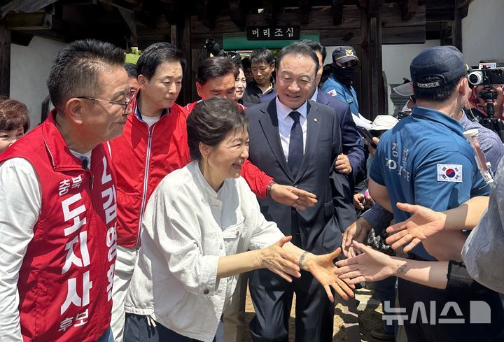 충북 방문 박근혜 “국힘 후보 도와주세요”
