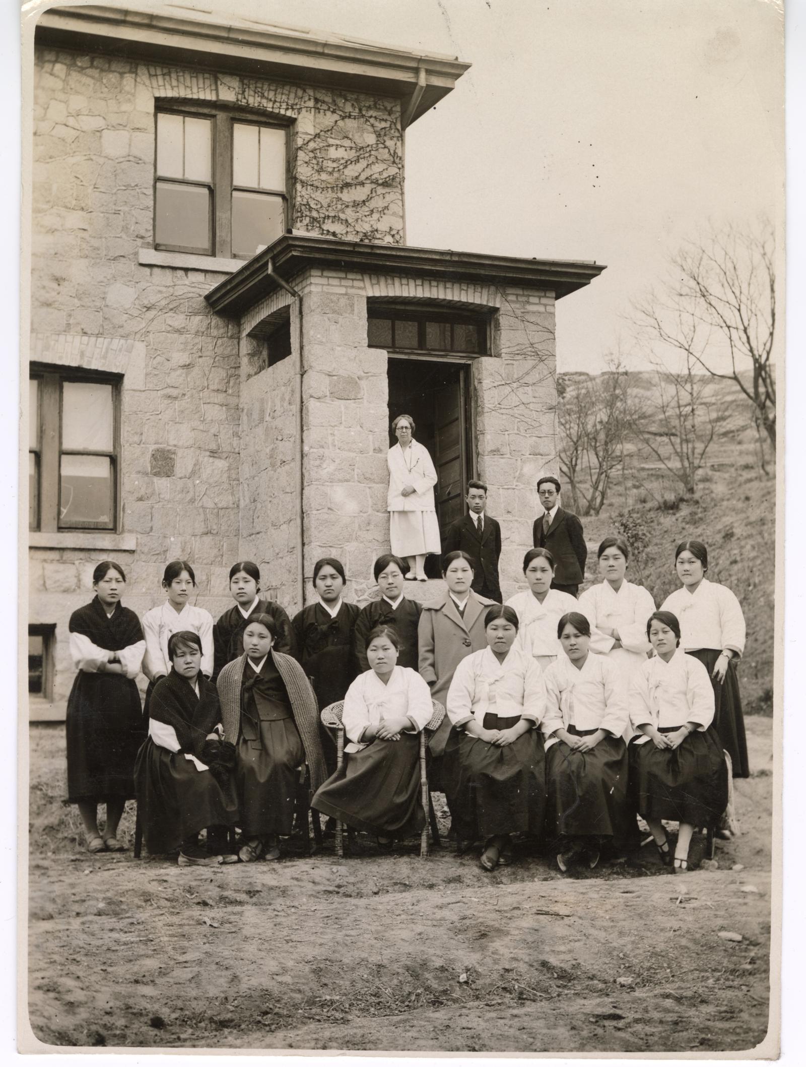 조선여자의학강습소 앞에서 로제타 홀 여사와 교수진, 학생들이 사진을 찍고 있다. GCAH·General Commission on Archives and History 제공