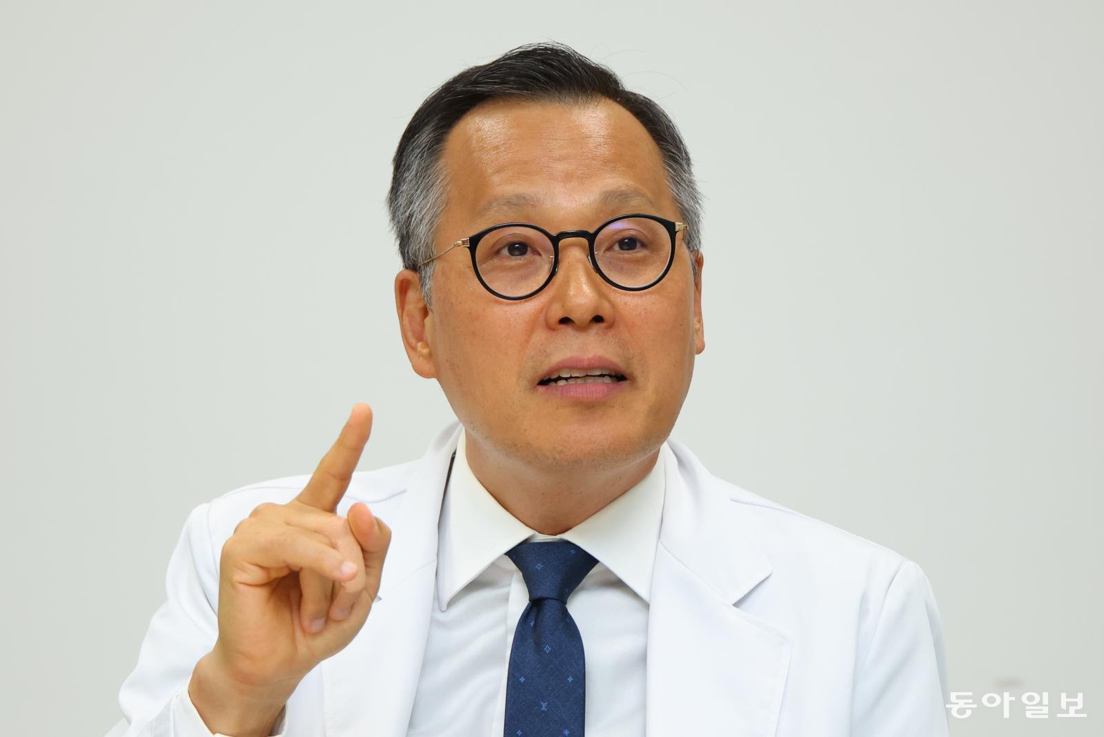 조병철 세브란스병원 종양내과 교수는 “현재 폐암 치료의 가장 큰 숙제는 내성을 늦추고 내성이 생긴 이후에도 다음 치료를 이어갈 수 있도록 만드는 것”이라며 “최근에는 4세대 EGFR 표적 치료제 개발도 활발하게 진행되고 있다”고 말했다. 송은석 기자 silverstone@donga.com