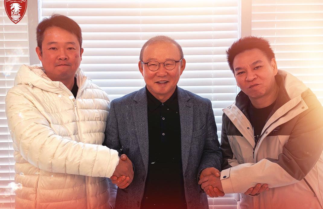 박항서 감독(가운데)이 태국 프로축구 2부 리그 깐짜나부리 파워 FC와 계약한 후 기념촬영을 하는 모습.
디제이매니지먼트 제공