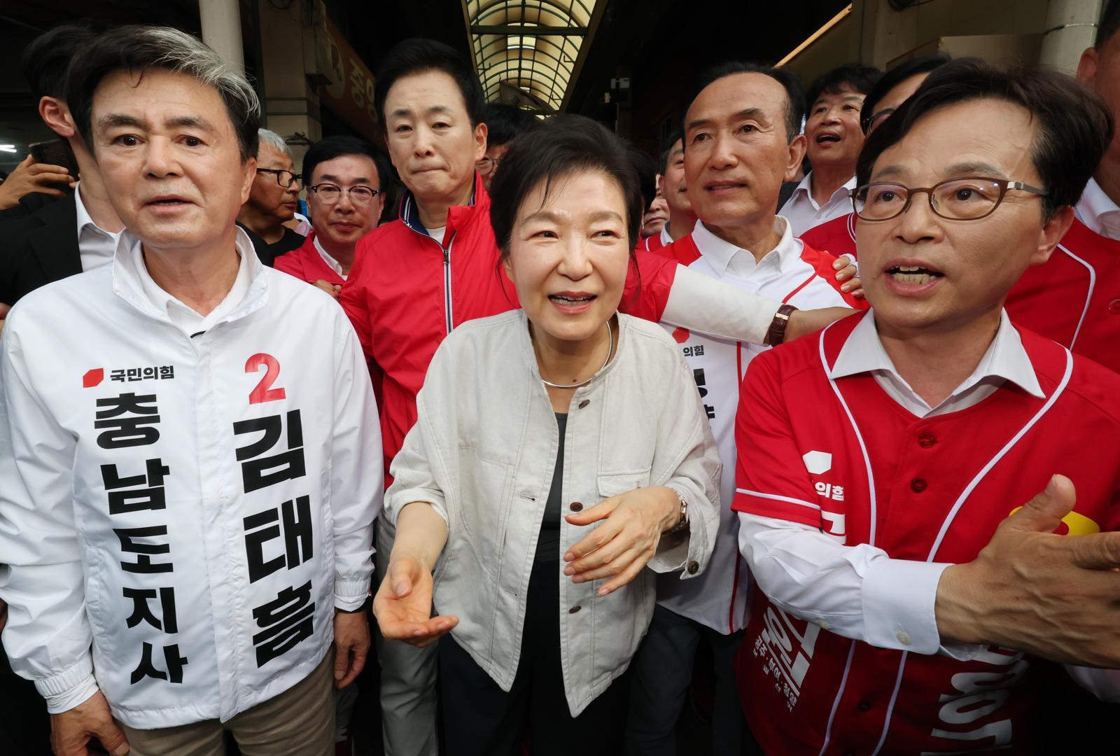 박근혜 전 대통령이 25일 오후 충남 공주 산성시장을 방문해 김태흠 국민의힘 충남도지사 후보, 충남지역 후보 지원유세를 하고 있다. 2026.5.25 ⓒ 뉴스1