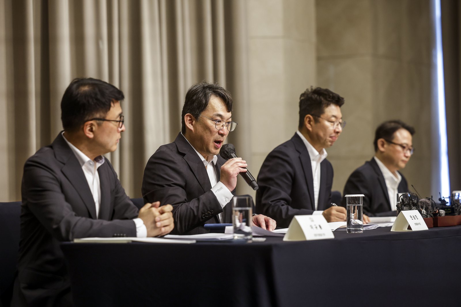 전상진 신세계그룹 경영총괄 부사장을 비롯한 임직원들이 26일 서울 강남구 조선팰리스에서 열린 스타벅스 ‘탱크데이’ 사태 관련 대국민 사과 기자회견에서 진상조사 결과를 발표하고 있다. 2026.05.26. 뉴시스