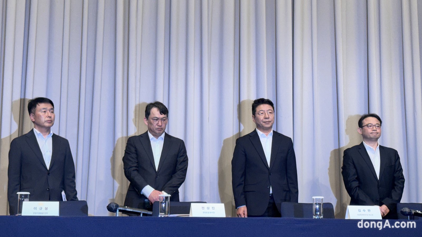 신세계그룹 임원진이 26일 오전 9시 서울 강남구 조선팰리스 호텔에서 ‘탱크 데이’ 마케팅 논란 관련 내부 조사 결과를 발표하고 있다. 왼쪽부터 이규봉 경영지원총괄 전무, 전상진 경영총괄 부사장, 김수완 대외협력본부장 부사장, 양종환 감사팀장 상무. 윤우열 기자 cloudancer@donga.com