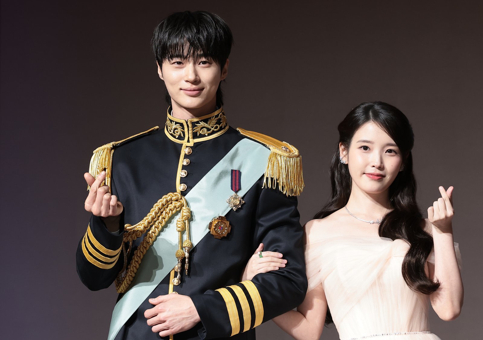 배우 변우석과 아이유(오른쪽)가 MBC 드라마 ‘21세기 대군부인‘ 제작발표회에 참석해 포즈를 취하고 있다. 2026.4.6 ⓒ 뉴스1