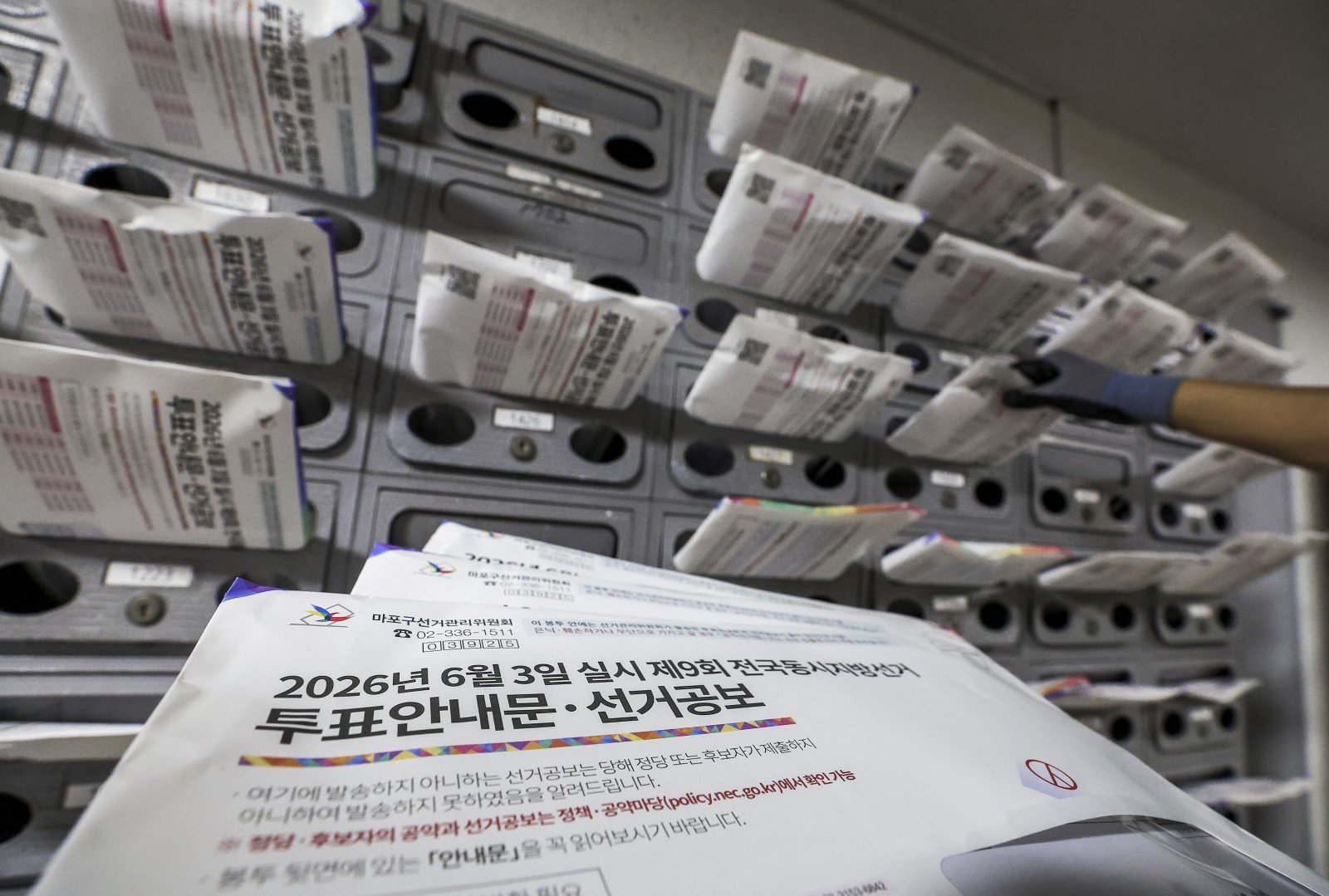 제9회 전국동시지방선거를 열흘 앞둔 24일 서울 마포구의 한 아파트에서 집배원이 우편수취함에 선거공보물을 배달하고 있다. 2026.05.24 뉴시스