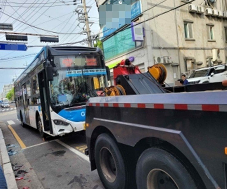 버스가 ‘쾅쾅쾅’, 숭객 1명 경상…운전기사 “기억 잃었다”