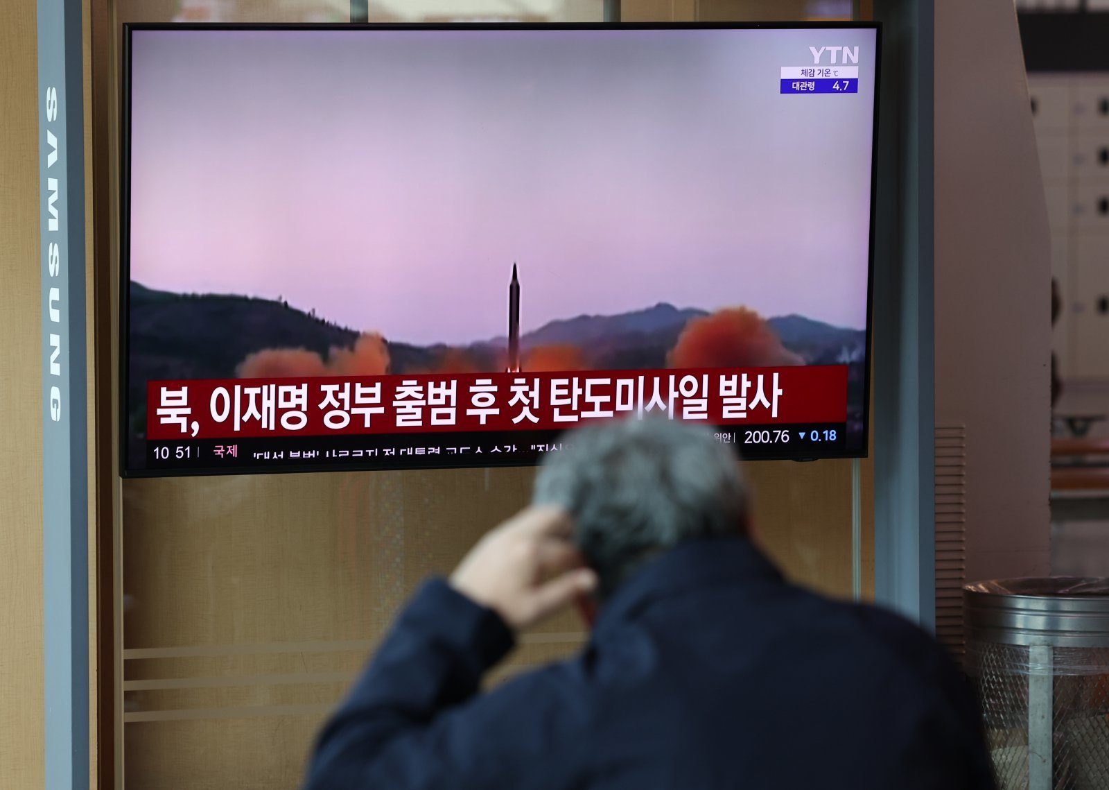 북한이 이재명 정부 출범 이후 처음으로 탄도미사일을 발사한 22일 오전 서울 중구 서울역 대합실에서 시민이 북한의 탄도미사일 발사 관련 뉴스를 시청하고 있다.  합동참모본부에 따르면  우리 군은 22일 오전 8시 10경 북한 황북 중화 일대에서 동북 방향으로 발사된 단거리탄도미사일(SRBM)로 추정되는 발사체 수발을 포착했다. 군은 북한 탄도미사일의 기종과 사거리 등 제원을 분석 중이다. 2025.10.22. 서울=뉴시스