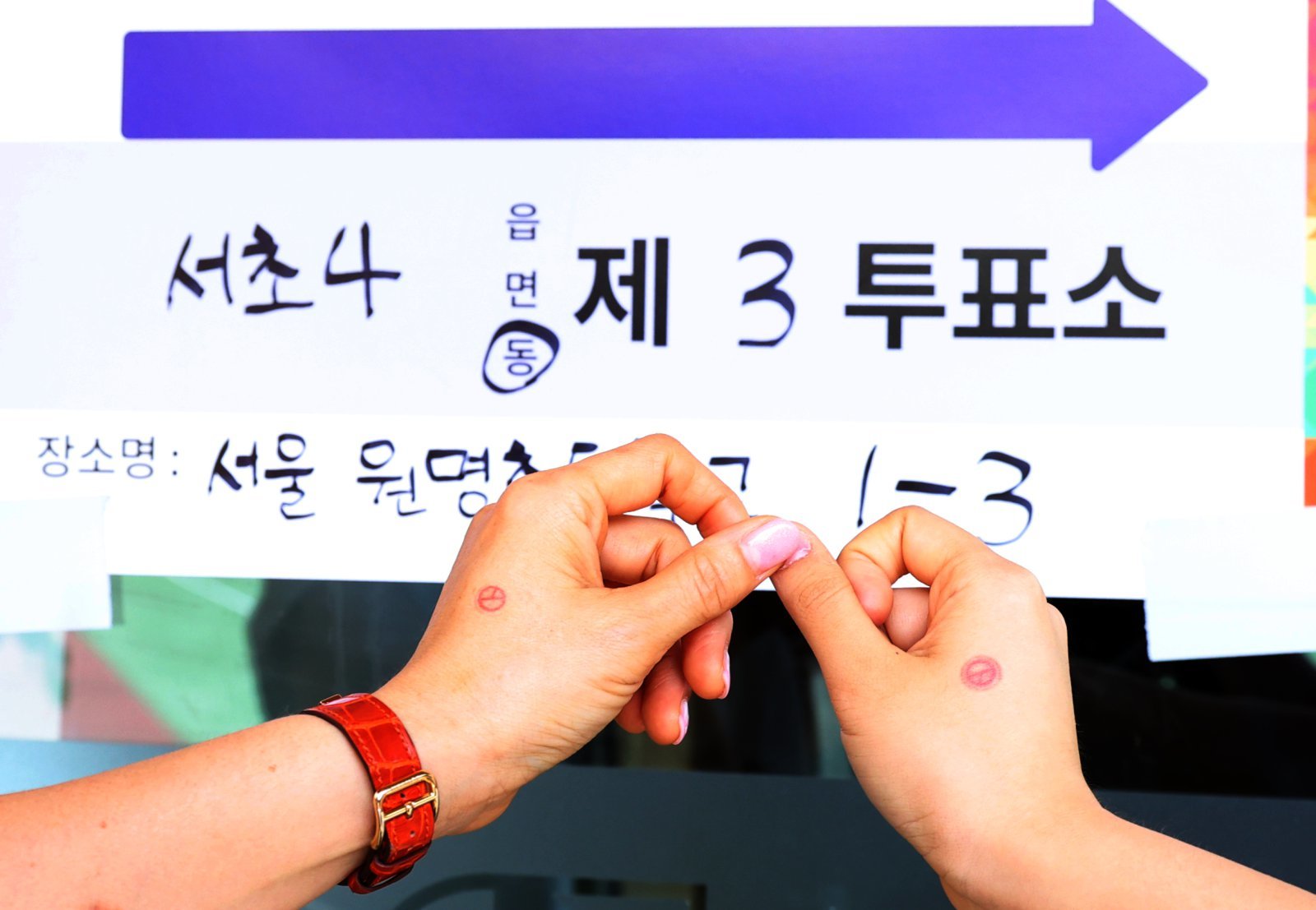 선관위 “투표소 안 인증샷 금지…투표지 찍어 SNS 올리면 처벌”