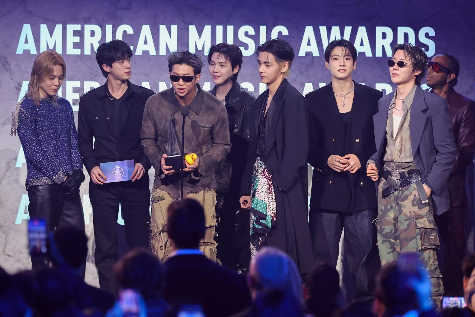 “아미, 우리가 또 해냈어”…BTS, 美 AMA서 두번째 대상 수상