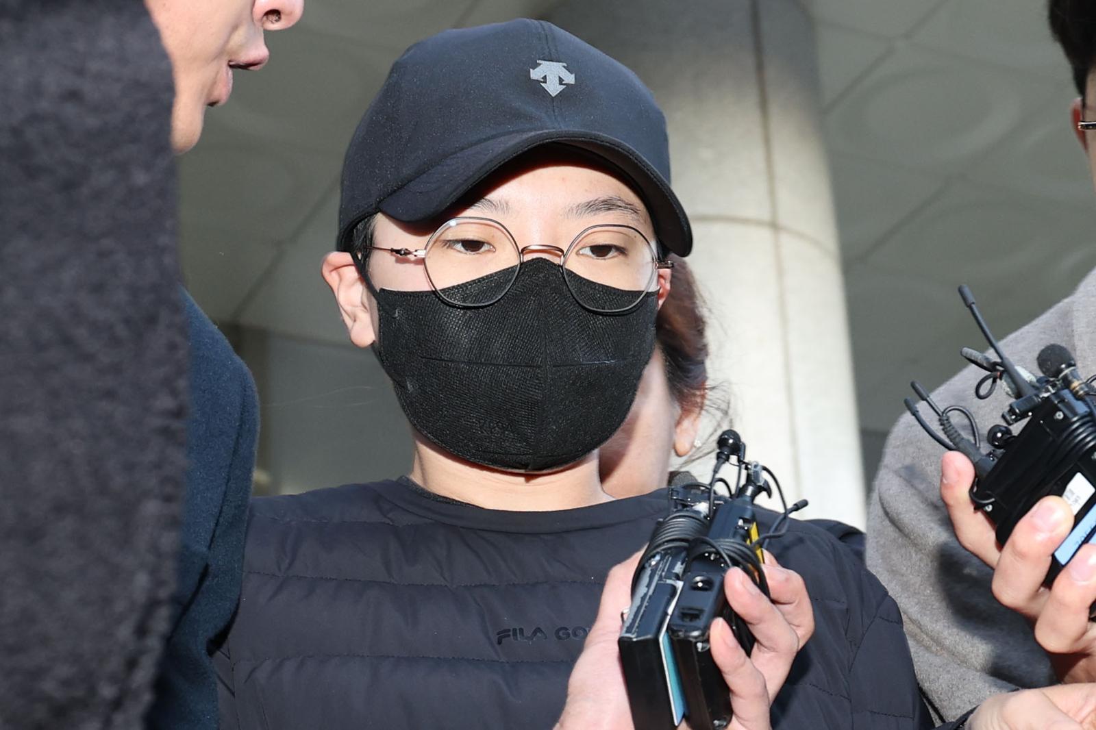 특경법상 사기 혐의로 구속영장이 발부된 전청조가 10일 오전 서울 송파구 송파경찰서에서 서울동부지검으로 송치되고 있다. 2023.11.10 뉴시스