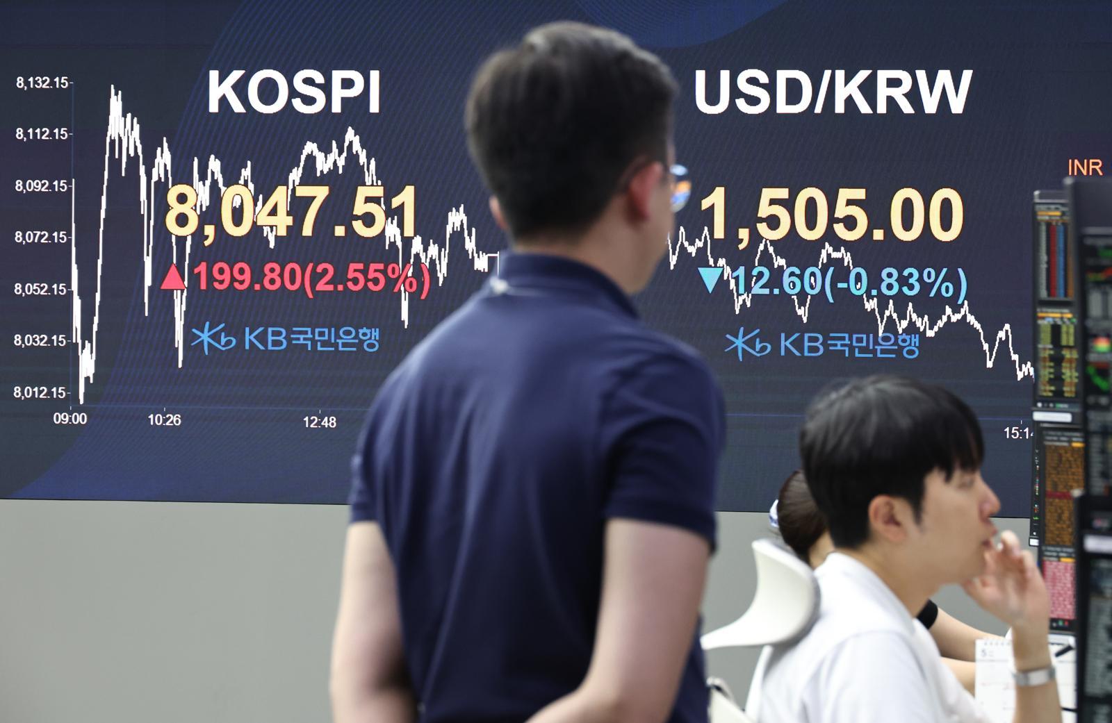 코스피가 8천선을 탈환한 26일 오후 서울 영등포구 여의도 KB국민은행 스마트딜링룸에서 직원들이 업무를 하고 있다. 2026.05.26. 서울=뉴시스