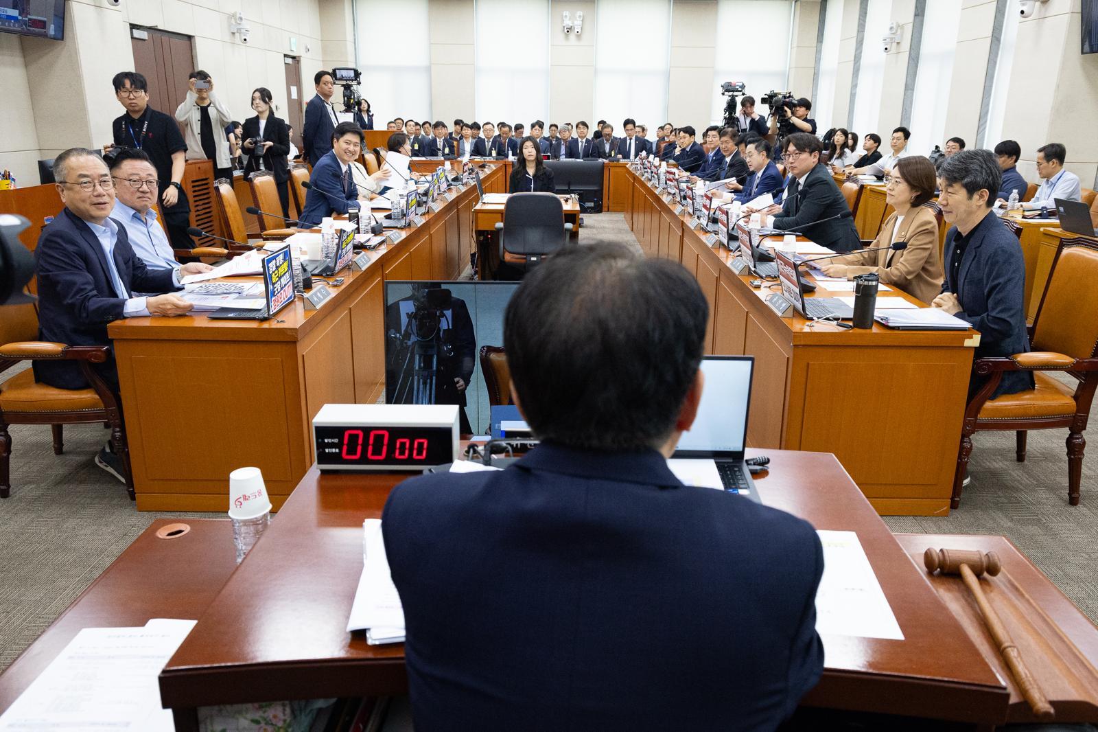 권칠승 국회 행정안전위원장이 26일 서울 여의도 국회에서 열린 제435회 국회(임시회) 행정안전위원회 제2차 전체회의 서울시 감사의정원 논란 및 GTX-A 삼성역 철근누락 관련 현안질의에 앞서 여야 의원석 노트북에 붙은 서울시장 후보 규탄 팻말을 떼고 회의를 진행하겠다고 밝히고 있다. 2026.5.26 뉴스1