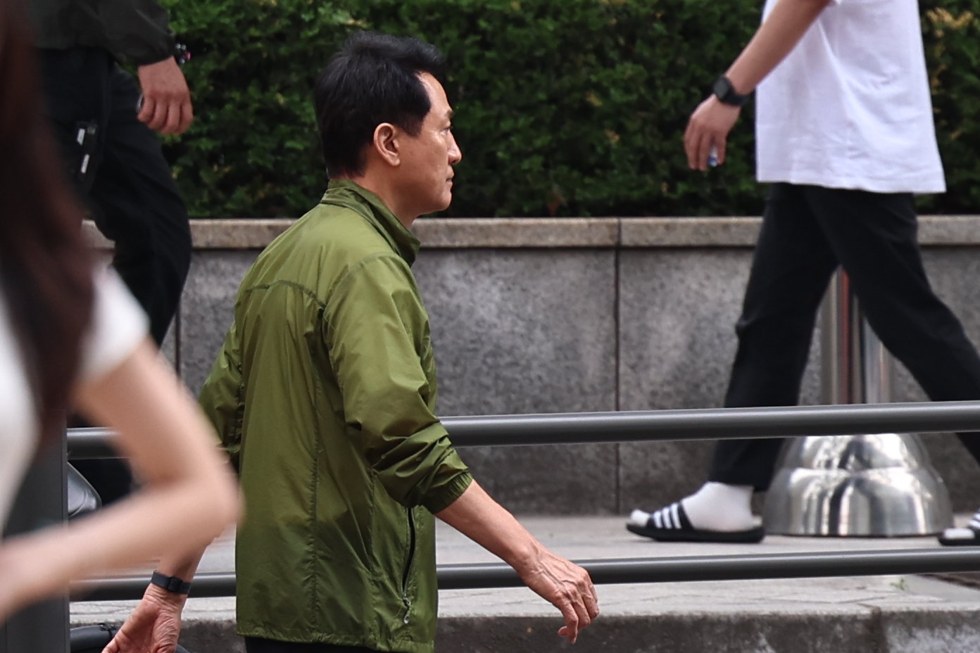오세훈 국민의힘 서울시장 후보가 26일 서울 서대문구 서소문 고가도로 철거 붕괴 사고현장을 찾아 살펴보고 있다. 소방 당국은 대응 1단계를 발령하고 구조 작업을 벌이고 있다. 2026.5.26 ⓒ 뉴스1
