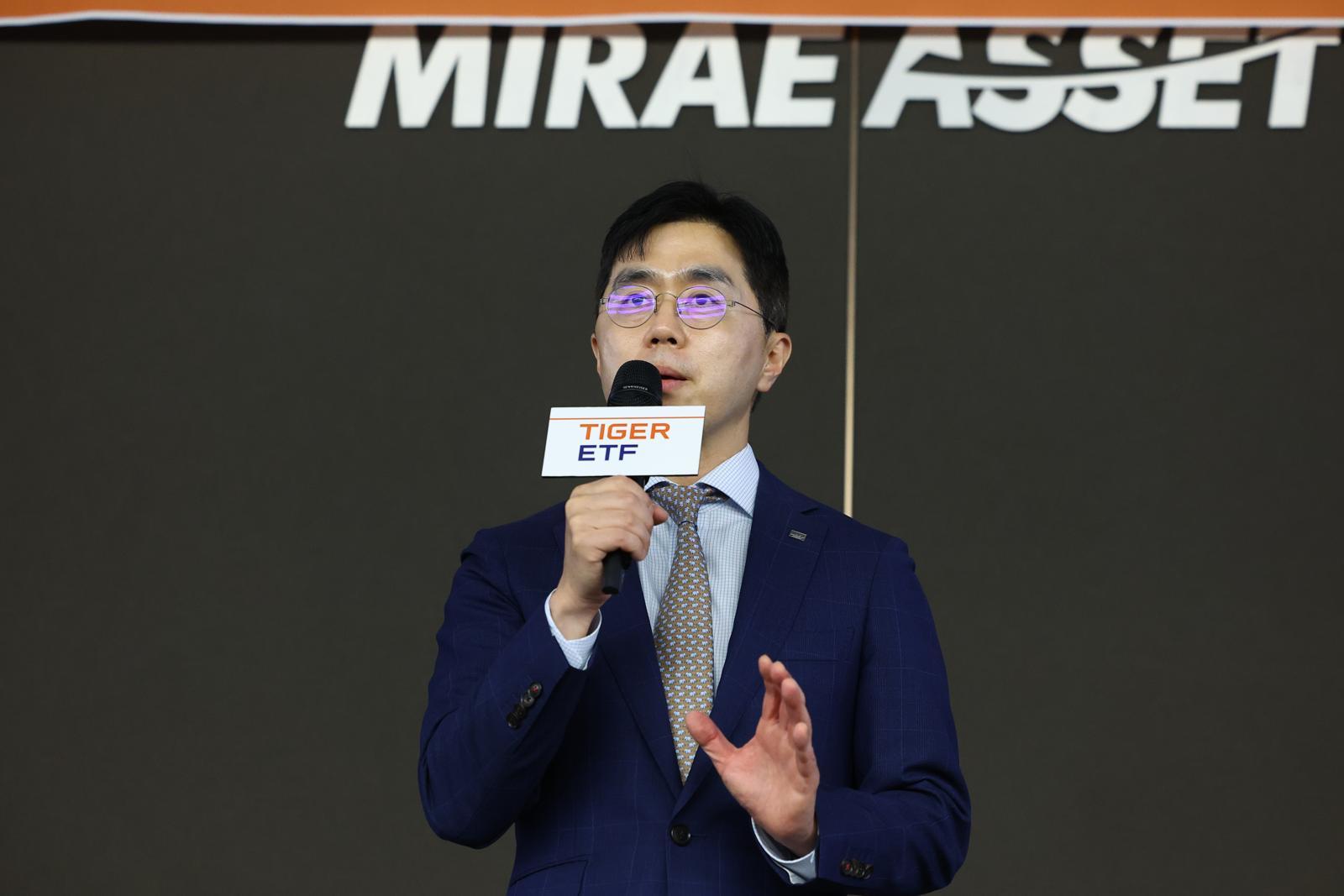 김남기 미래에셋자산운용 ETF운용부문 대표가 26일 서울 중구 미레에셋 본사에서 열린 TIGER 삼성전자·SK하이닉스 단일종복 레버리지 상장 기자간담회에서 발언하고 있다.  삼성·미래에셋·한국투자·KB·신한·한화·키움·하나자산운용 등 8개 운용사는 삼성전자와 SK하이닉스를 기초자산으로 하는 단일종목 레버리지 상품 총 16종을 27일 상장한다. 2026.05.26 [서울=뉴시스]