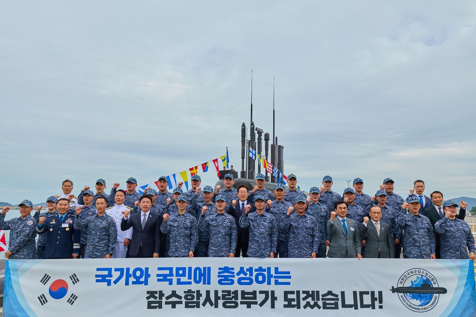 이재명 대통령이 26일 경남 창원 해군 잠수함사령부 신채호함 앞에서 승조원들과 기념 촬영을 하고 있다.청와대 제공