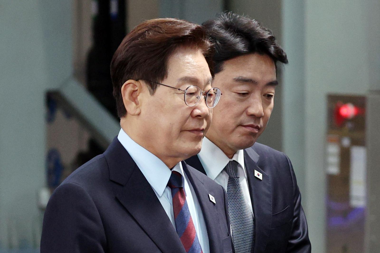 李부부 자갈치시장 방문에…상인 “악수하려고 손 씻고 기다려”