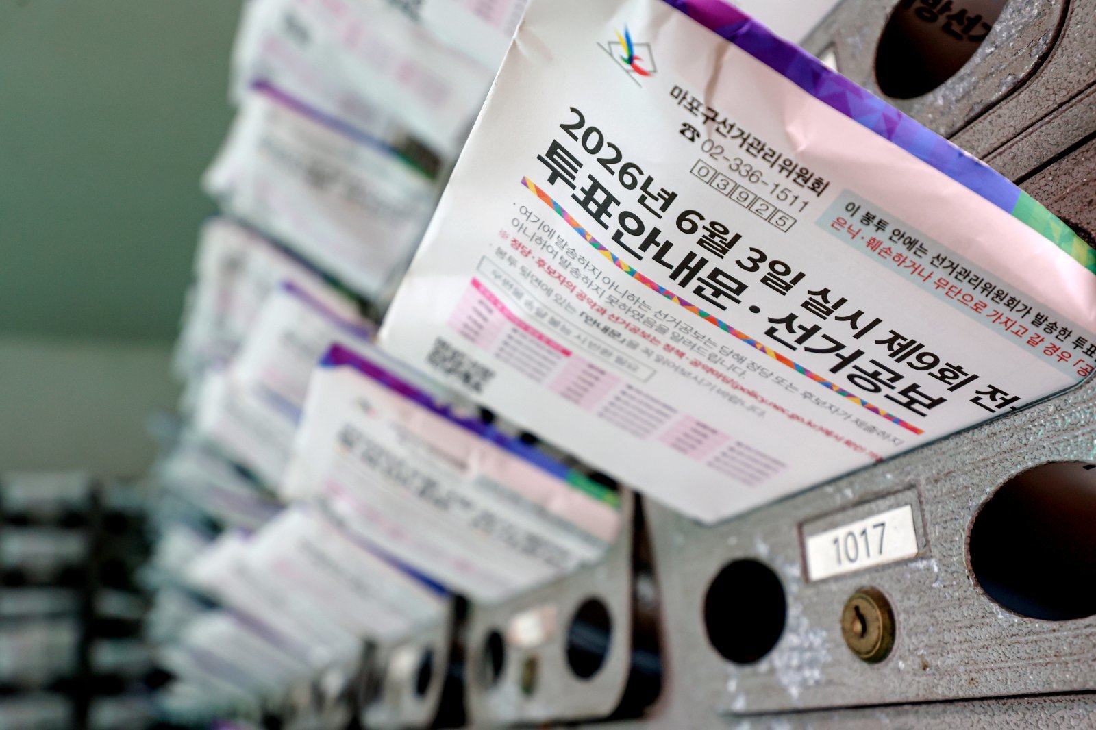 [사설]종이냐 모바일이냐… 선거 공보물 선택권 유권자에게 주자