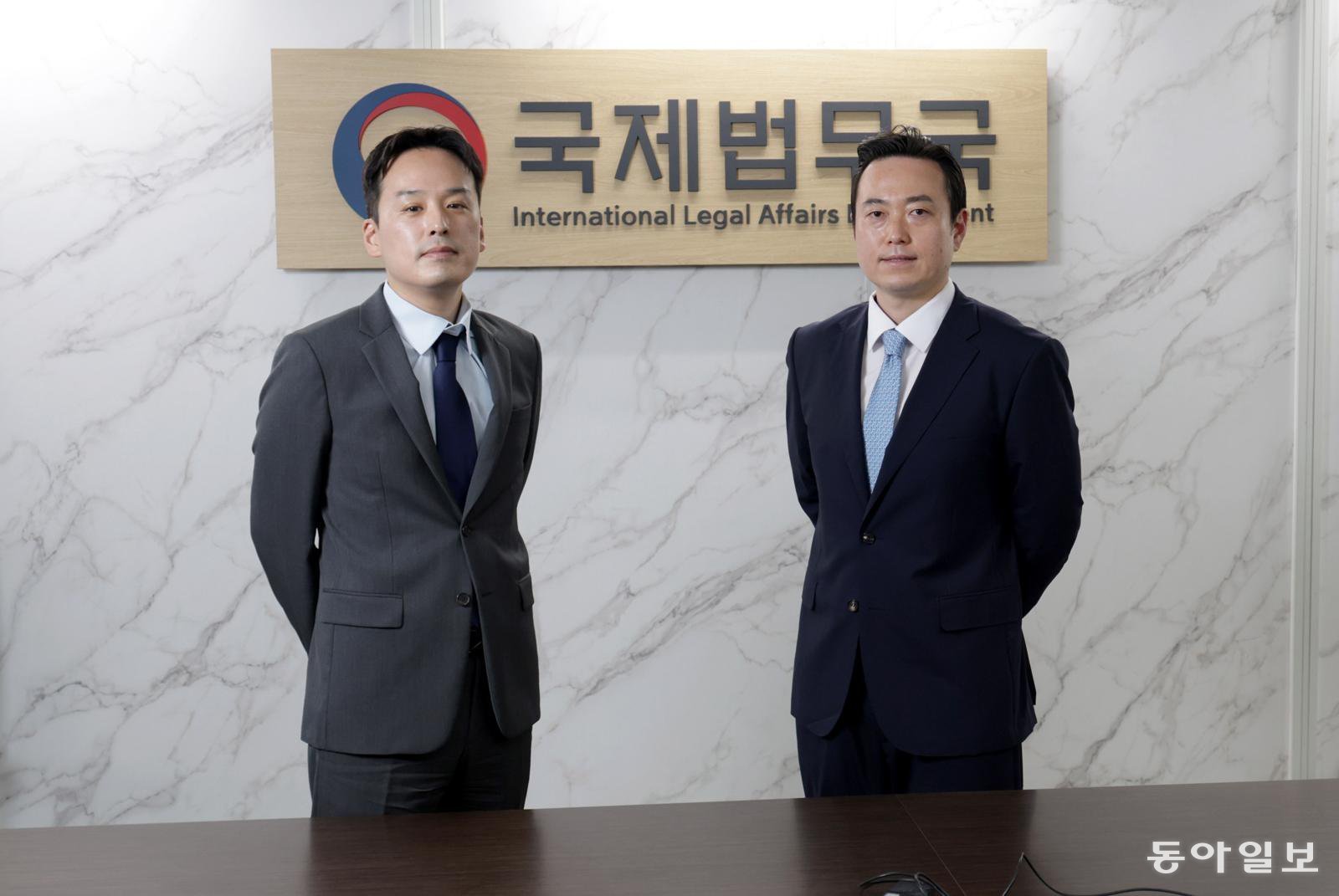 ‘엘리엇 사건’ 대응 팀장을 맡았던 법무부 국제법무국 국제투자분쟁과의 민경원 검사(왼쪽)와 ‘론스타 사건’과 ‘쉰들러 사건’, ‘중국투자자 사건’ 팀장을 맡았던 양준열 검사(오른쪽). 과천=변영욱 기자 cut@donga.com