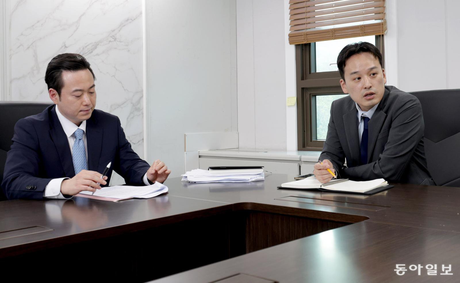 ‘론스타 사건’과 ‘쉰들러 사건’, ‘중국투자자 사건’ 팀장을 맡았던 양준열 검사(왼쪽)와 ‘엘리엇 사건’ 대응 팀장을 맡았던 법무부 국제법무국 국제투자분쟁과의 민경원 검사(오른쪽). 과천=변영욱 기자 cut@donga.com